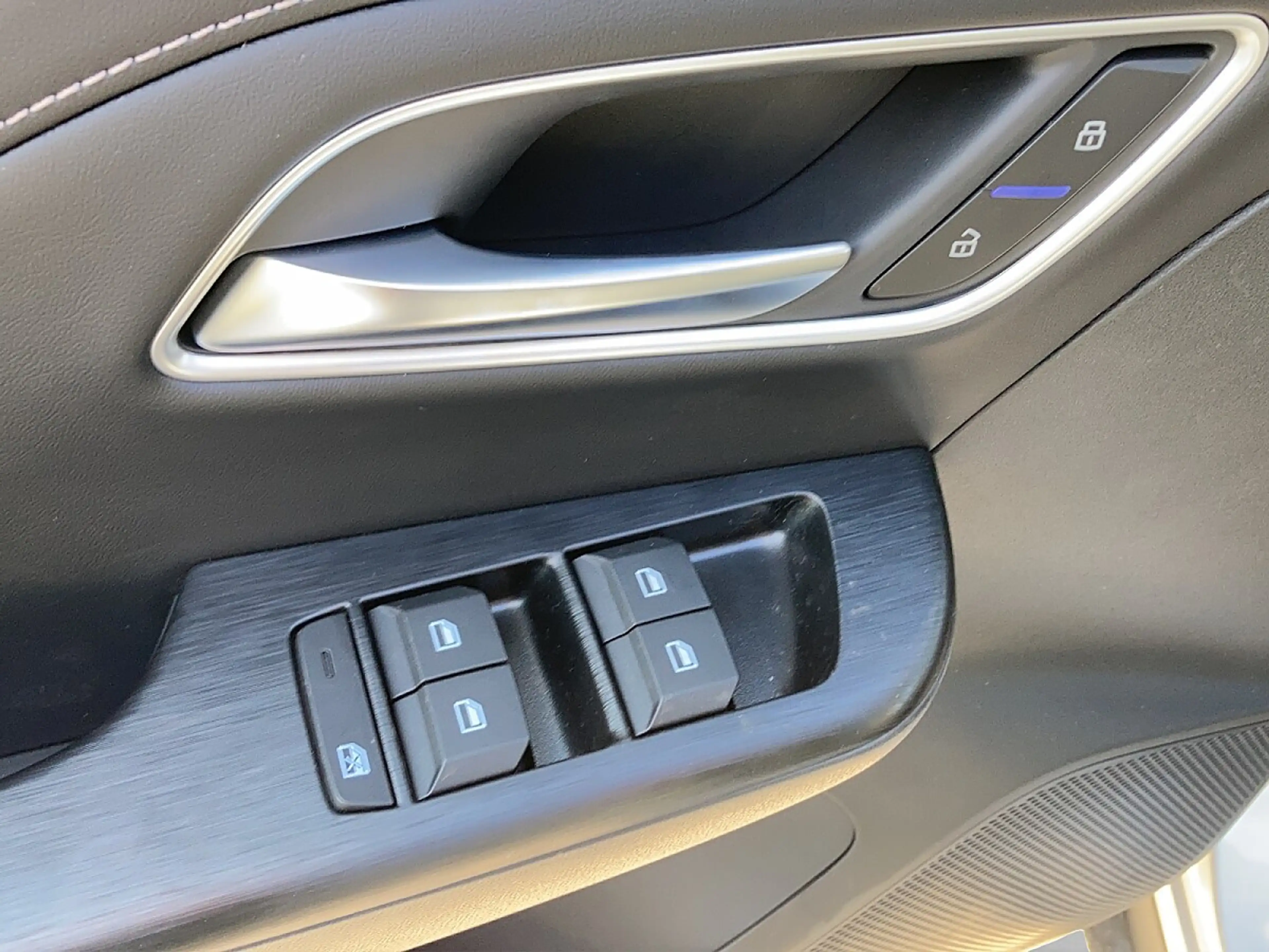 MG ZS 1.5 Hybrid+ Luxury + Metallic + Schiebedach! + ... — photo 14