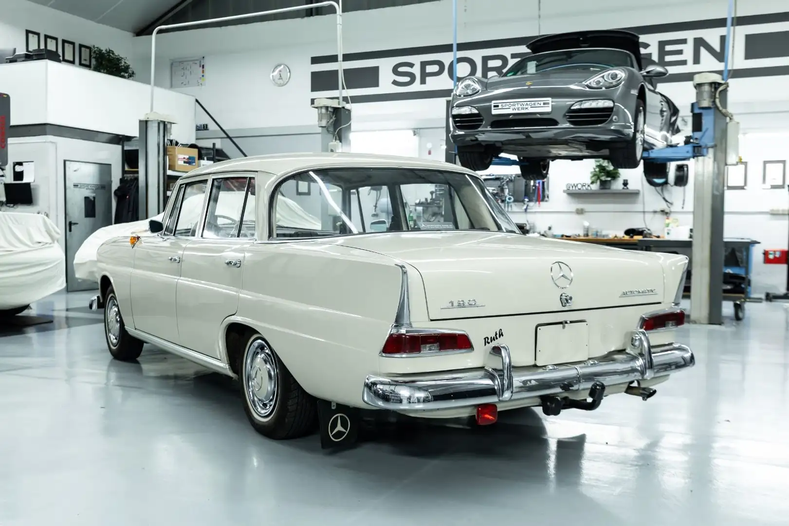 Mercedes-Benz 190 C W110 Heckflosse I Vollrestauriert Beige - 2