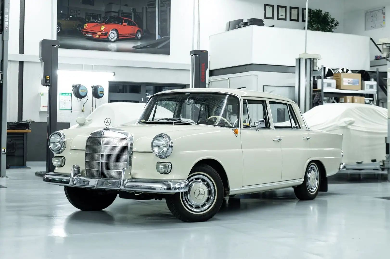 Mercedes-Benz 190 C W110 Heckflosse I Vollrestauriert Beige - 1
