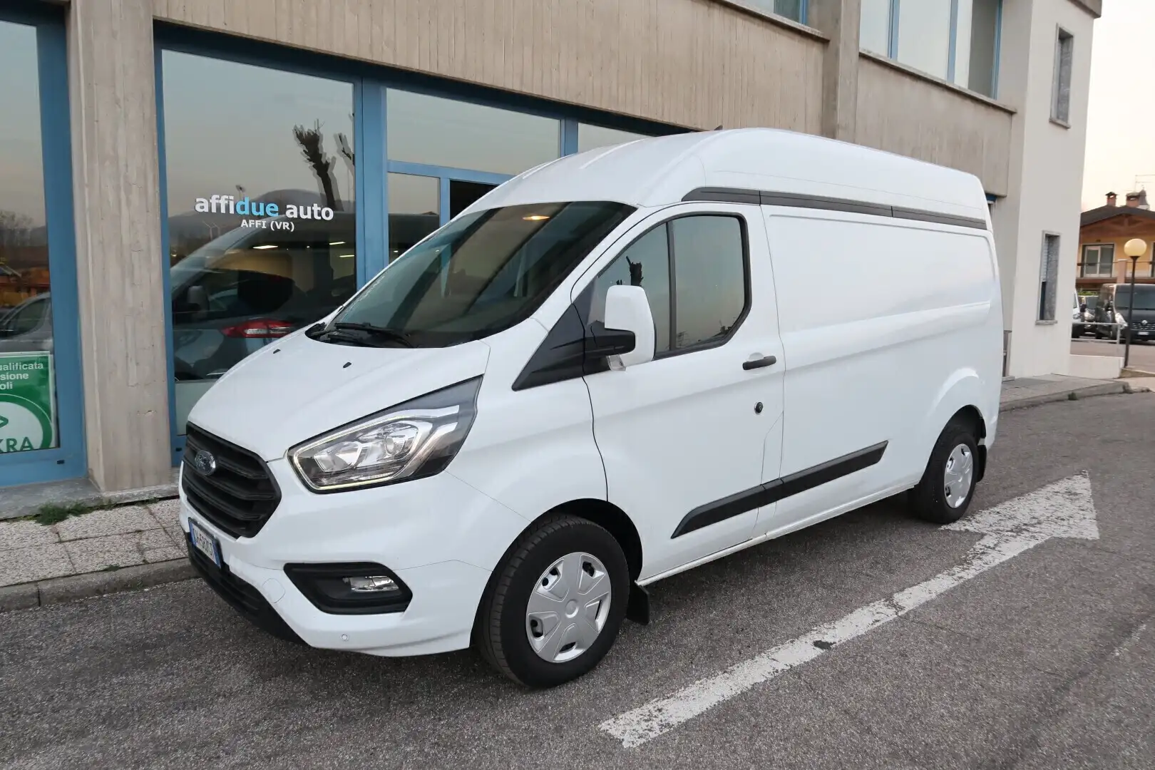 Ford Transit Custom 300 2.0 TDCi Van Trend L2 H2 Biały - 2