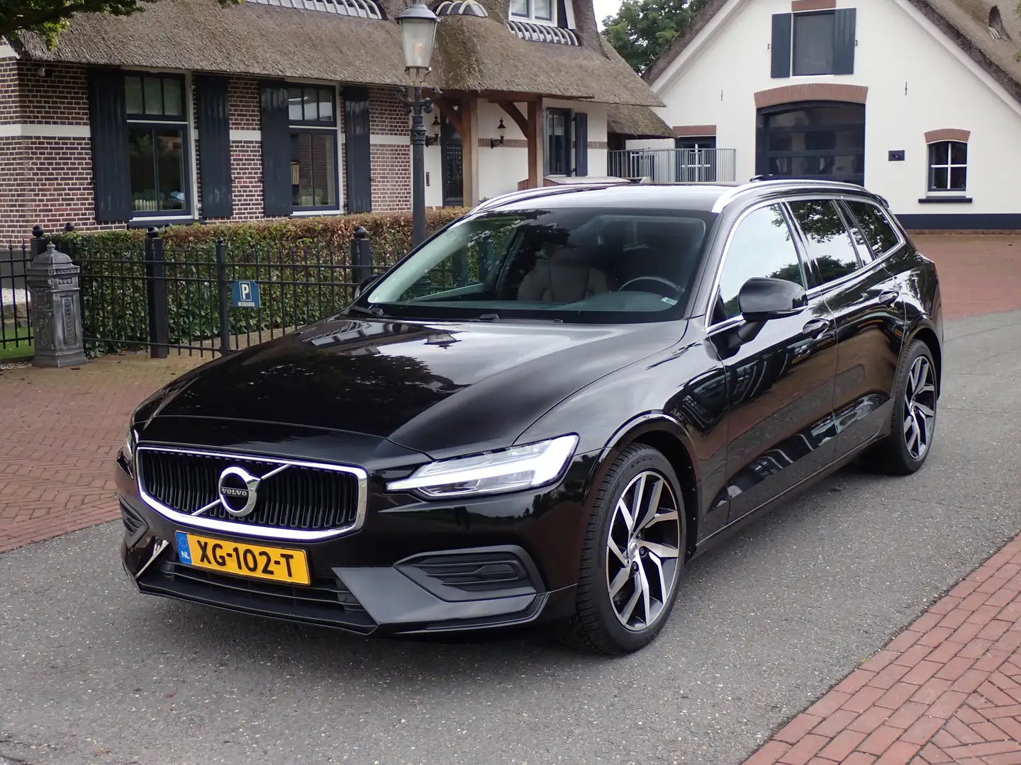 Volvo V60 2.0 T5 inscription Zwart - 1