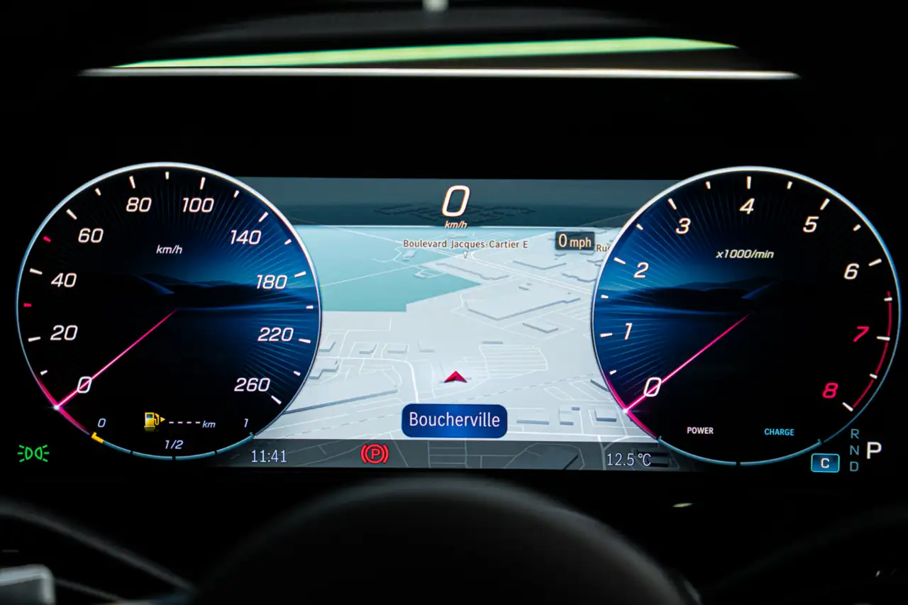 Mercedes-Benz E-Class снимка Mercedes-Benz E-Class