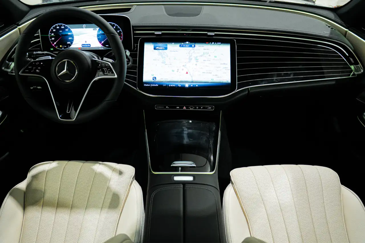 Mercedes-Benz E-Class снимка Mercedes-Benz E-Class