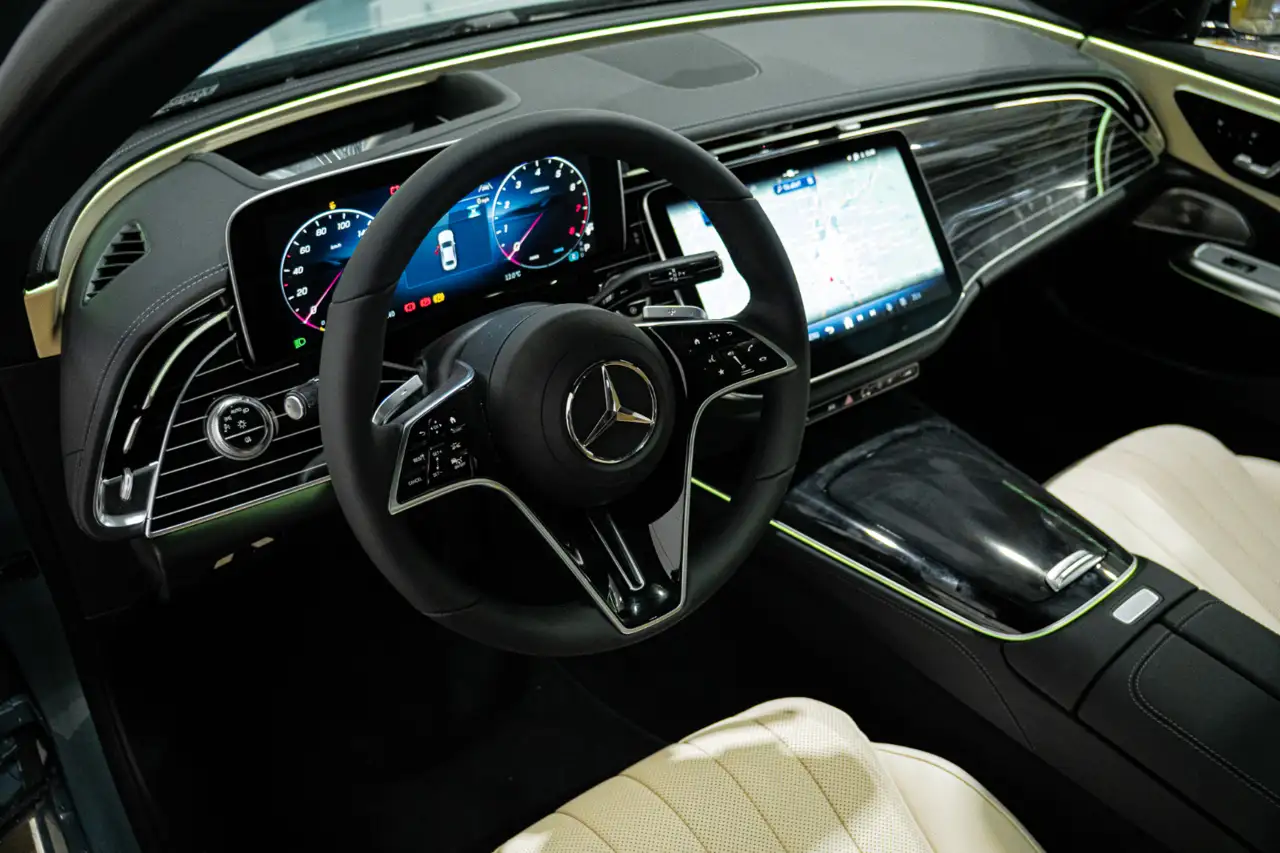 Mercedes-Benz E-Class снимка Mercedes-Benz E-Class