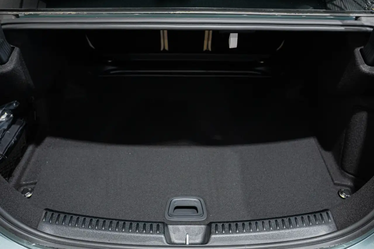 Mercedes-Benz E-Class снимка Mercedes-Benz E-Class