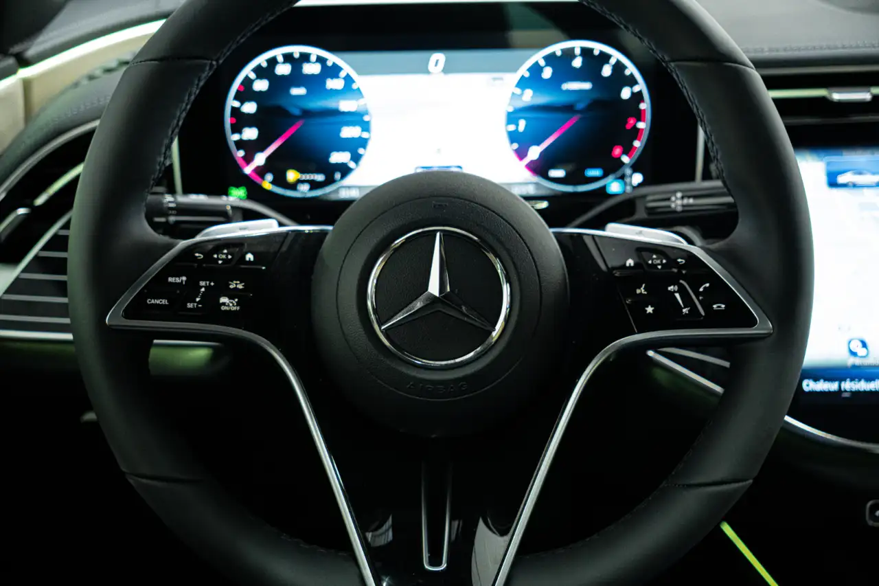 Mercedes-Benz E-Class снимка Mercedes-Benz E-Class