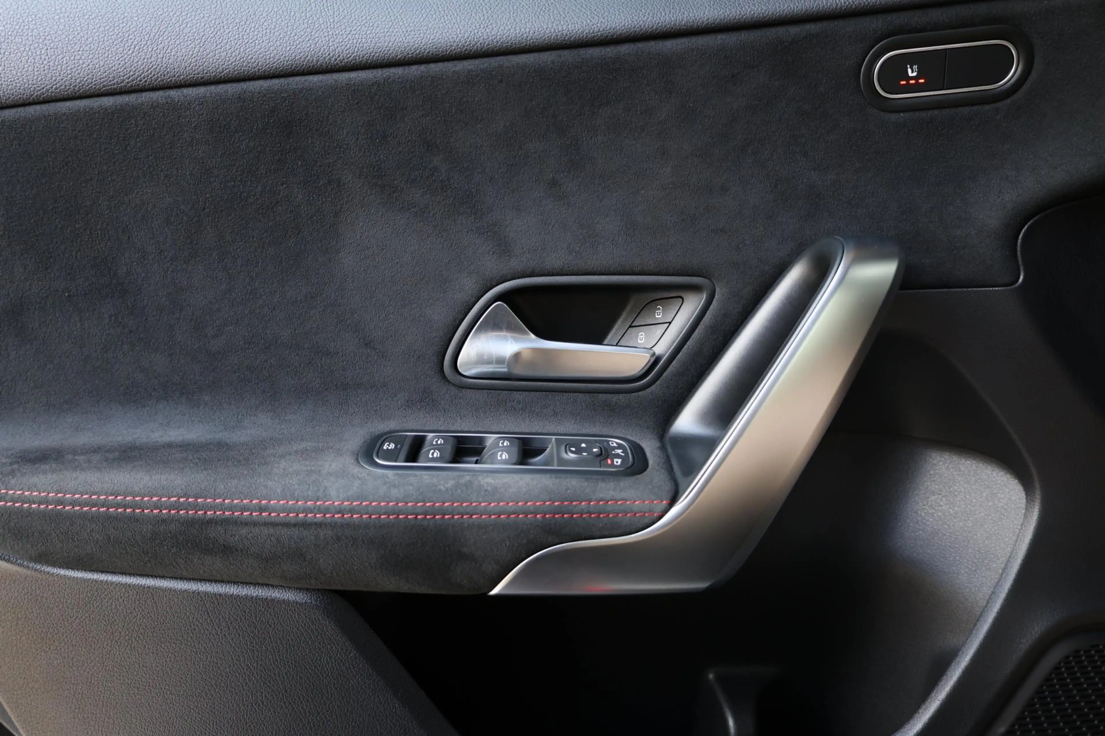 Mercedes-Benz A 180 AMG Line BTW/LED/VIRTUAL/PANO/HALF LEER+ALCANTARA+ — photo 11