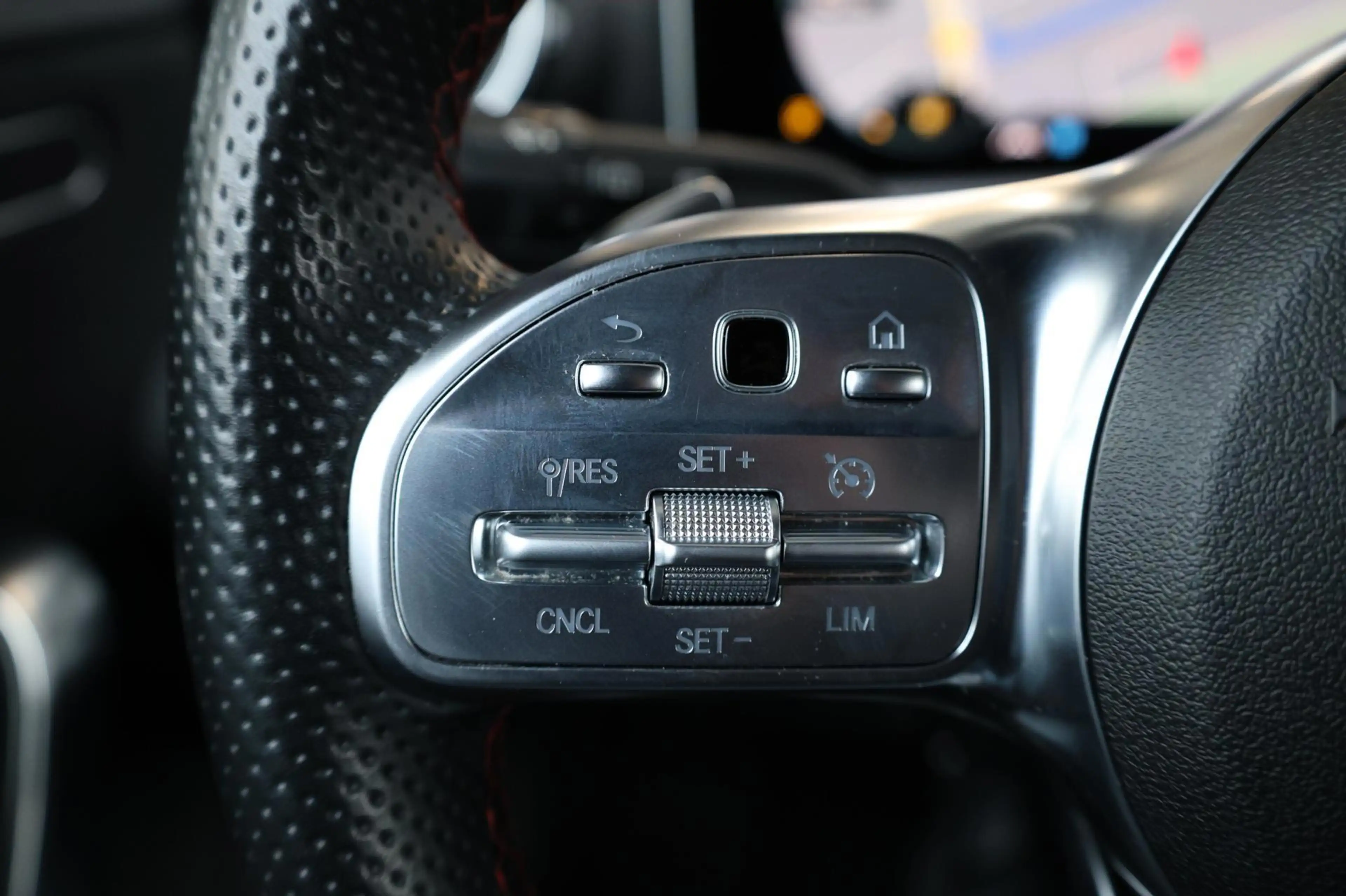 Mercedes-Benz A 180 AMG Line BTW/LED/VIRTUAL/PANO/HALF LEER+ALCANTARA+ — photo 12