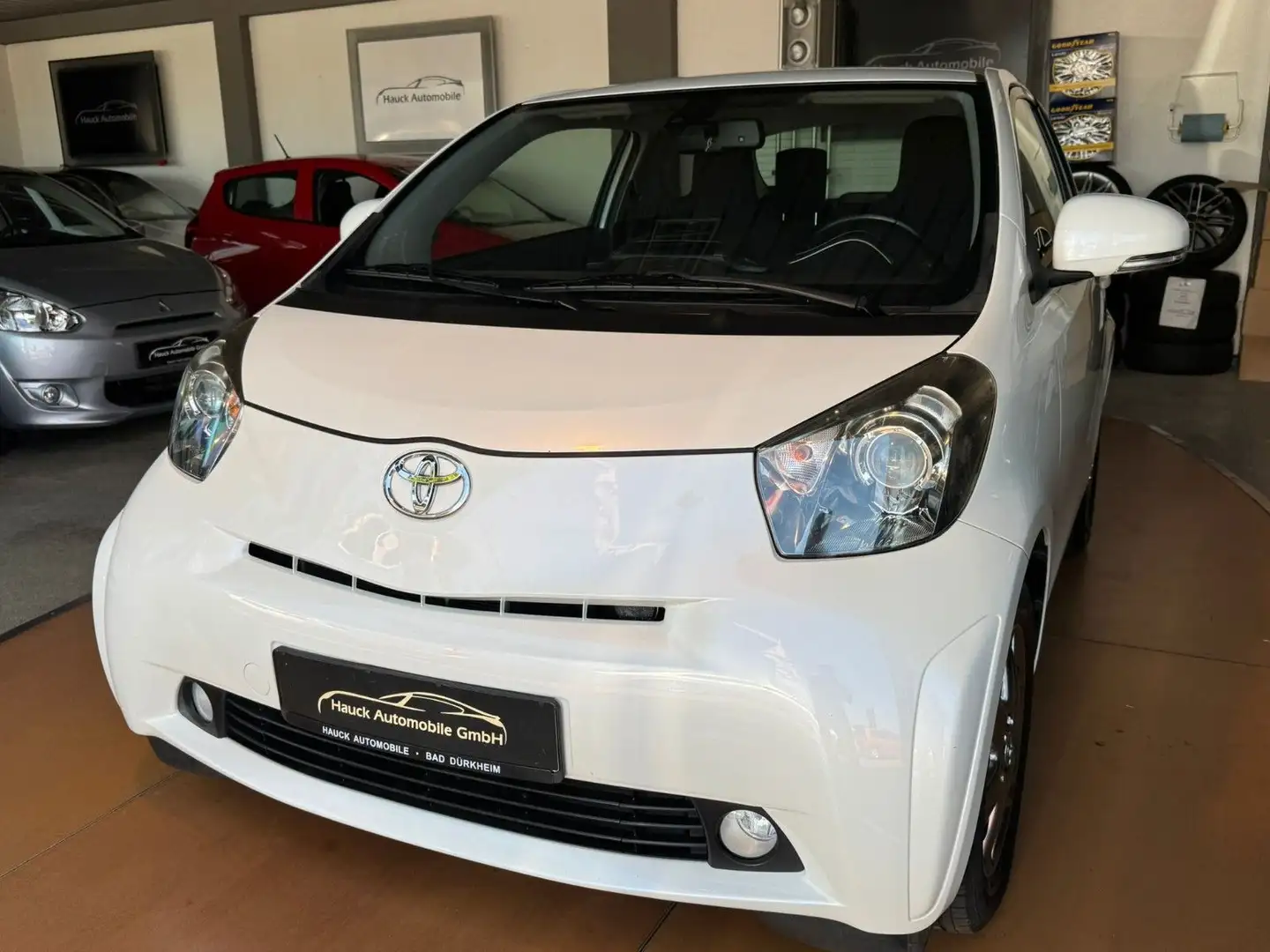 Toyota iQ iQ +/ Autom./ Klima/ 8-fach bereift/ PDC Weiß - 1