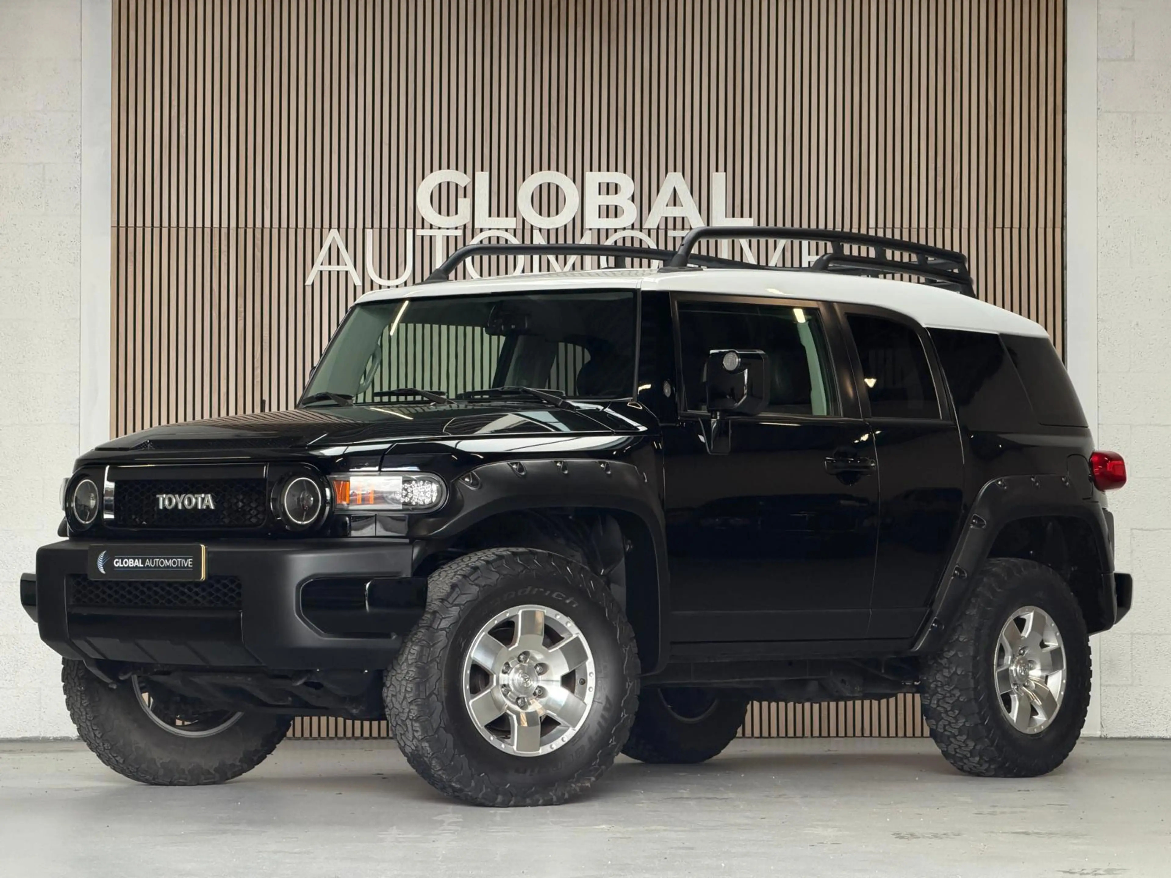 Toyota FJ Cruiser 4.0 V6 VVT-I - LEER - NAVI