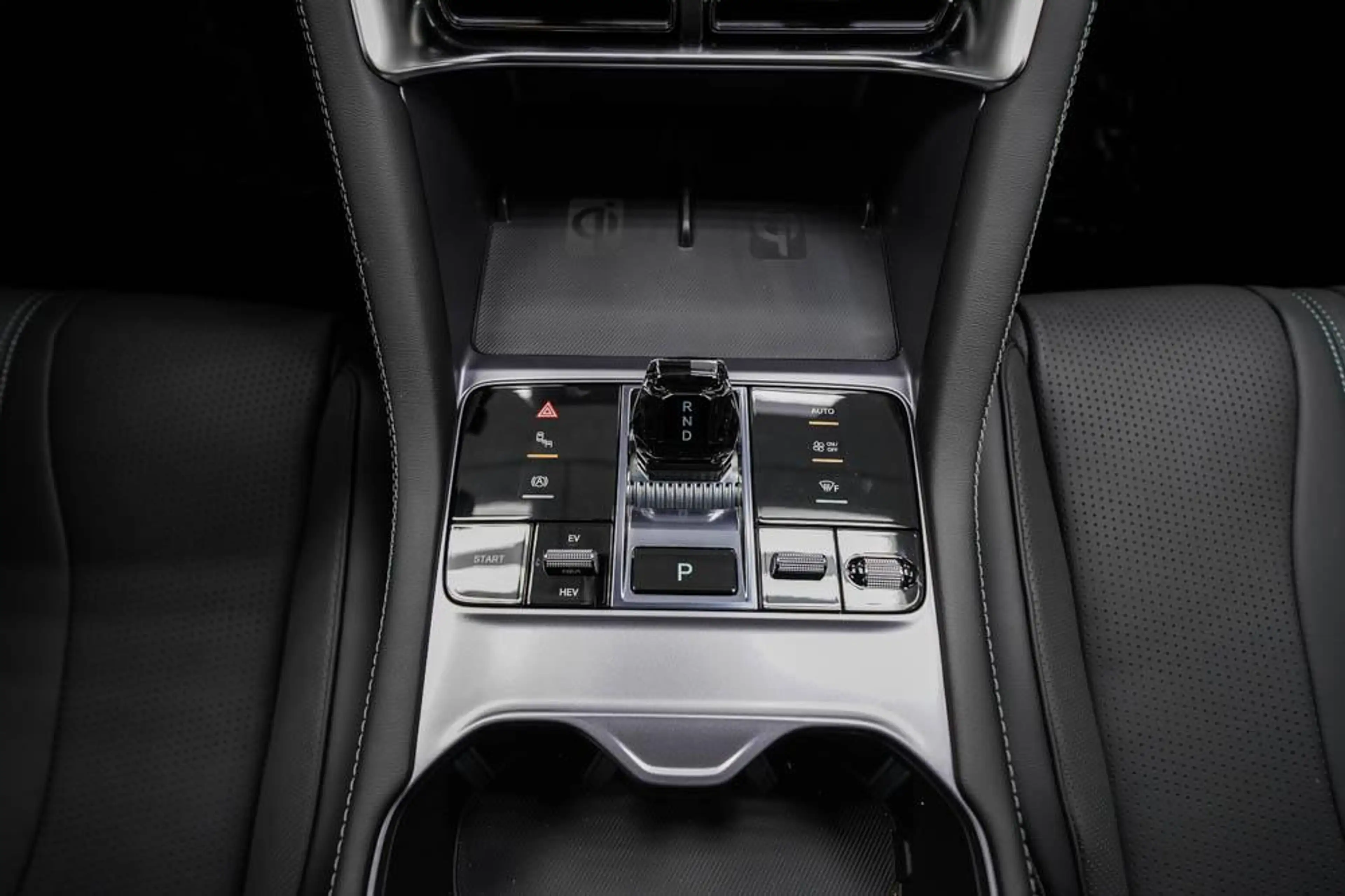 BYD Seal U DM-i 4x4 Plug In Design - LAGER 238 kW (324 PS)... — photo 11