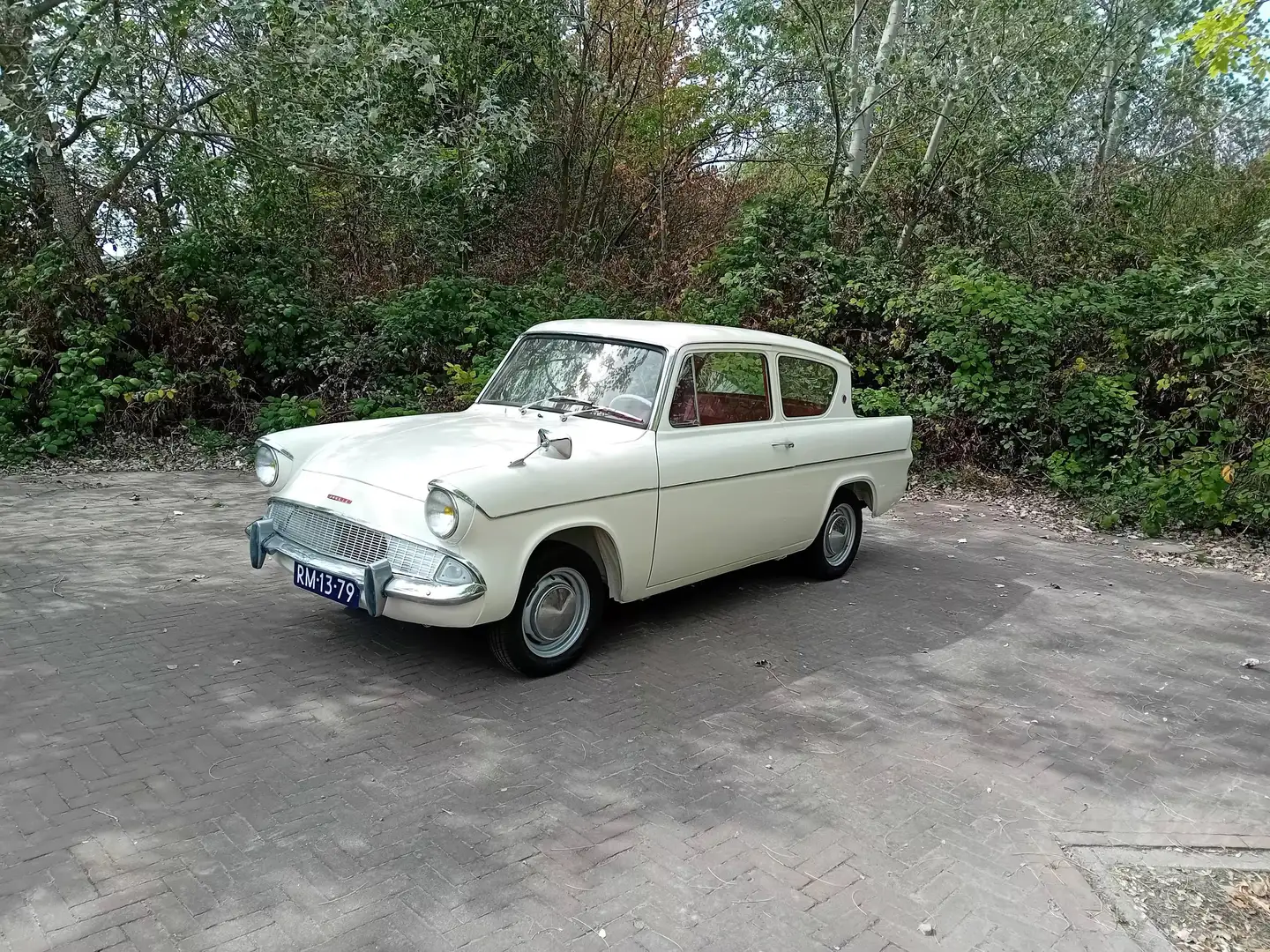 Ford Anglia 105e - 2