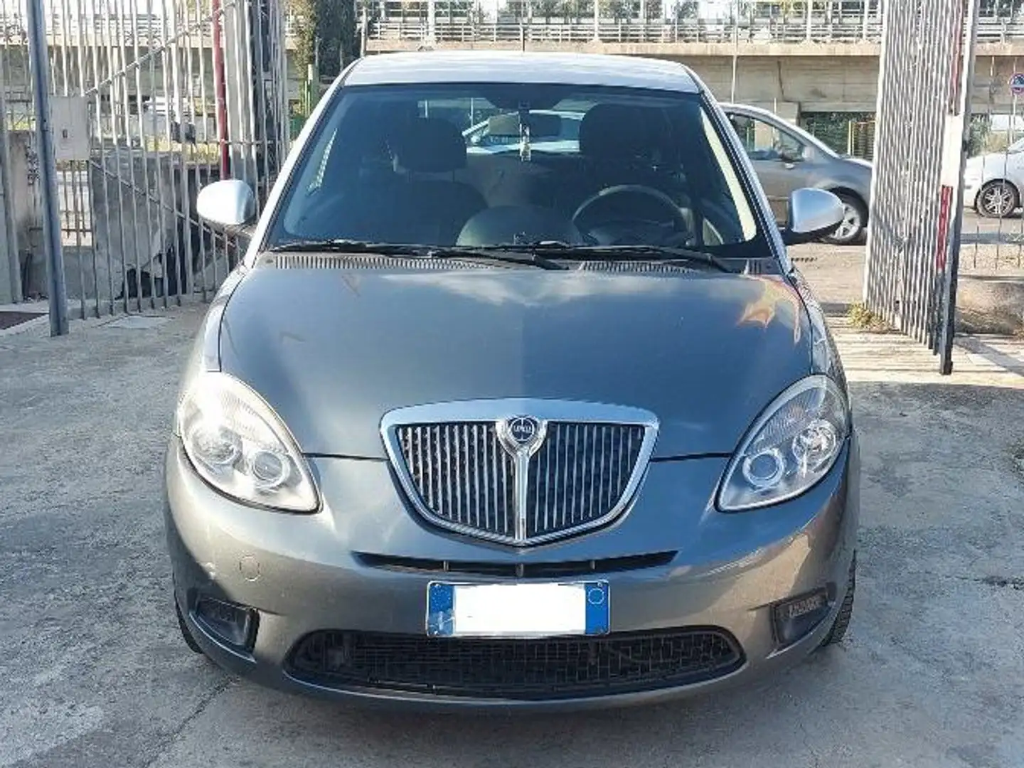 Lancia Ypsilon 1.3 MJT 75 CV Gris - 1