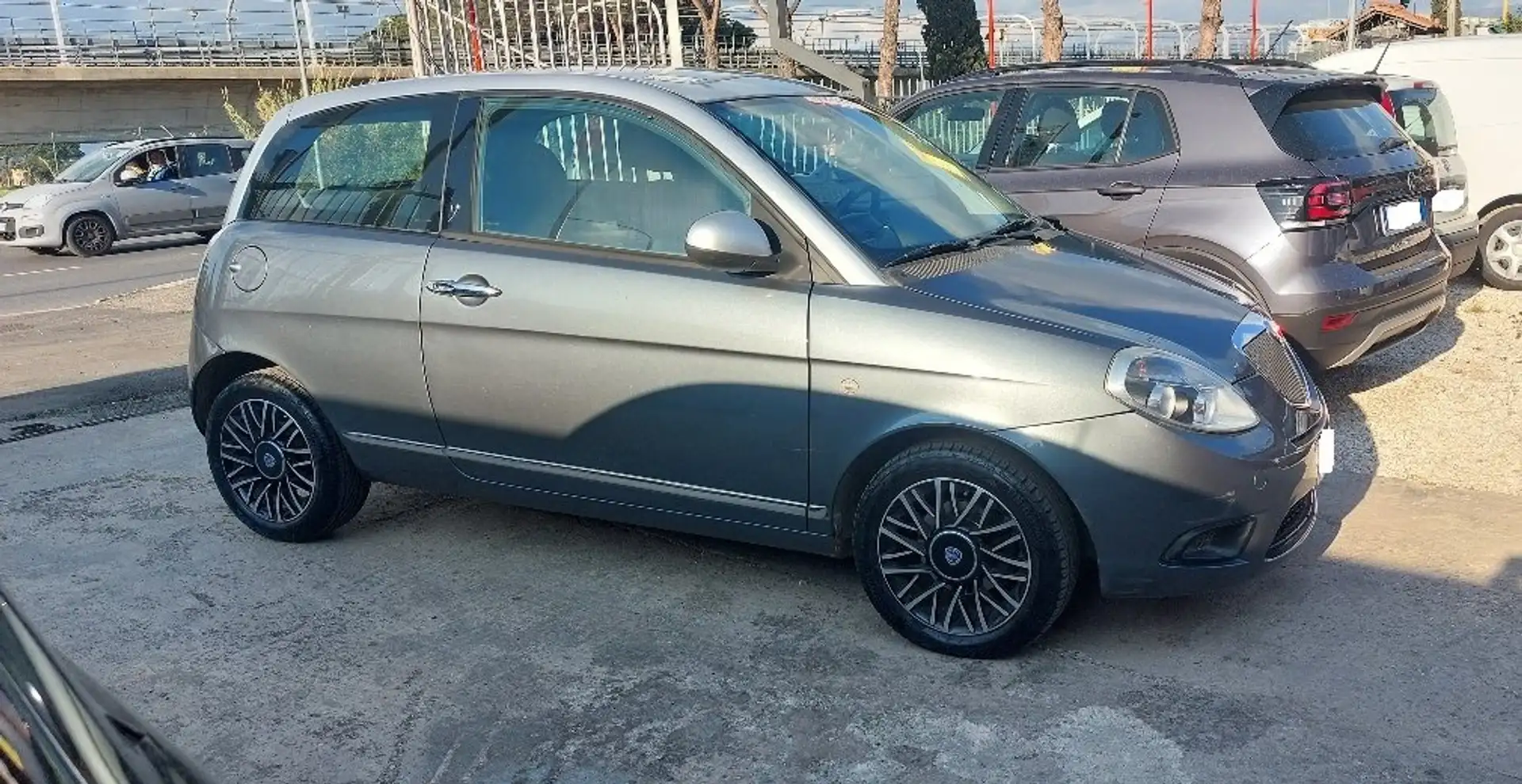 Lancia Ypsilon 1.3 MJT 75 CV Gris - 2