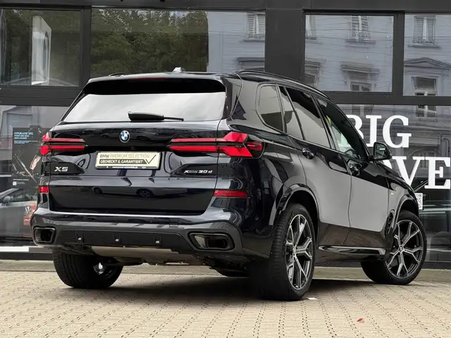 BMW X5 view 2