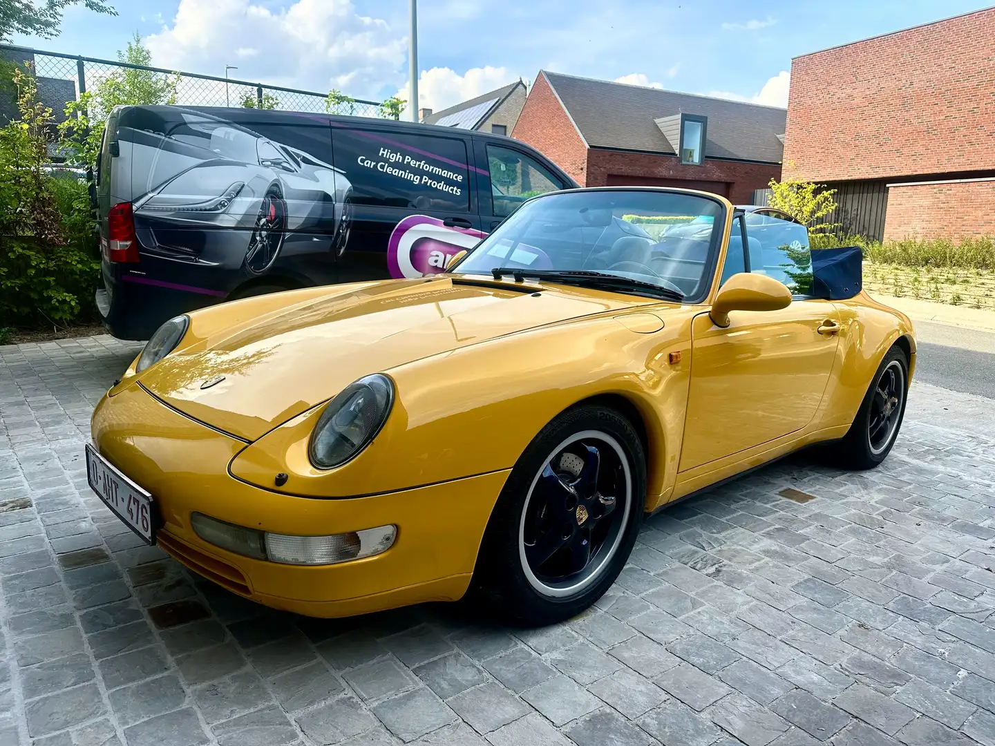 Porsche 993 911 Carrera Cabrio Geel - 1