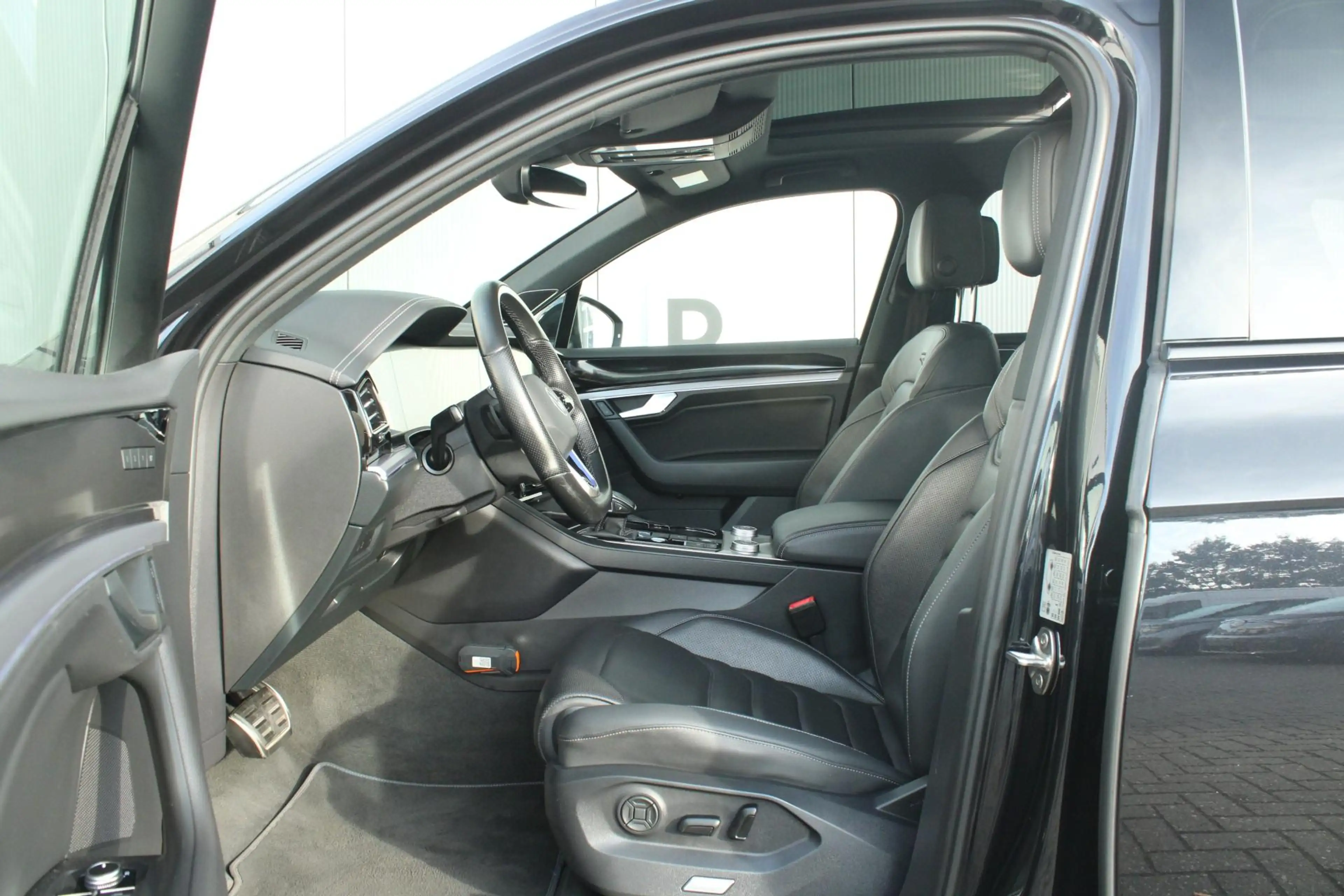 Volkswagen Touareg R 3.0 TSI eHybrid 462pk 4MOTION | Panoramadak | Tr — photo 4