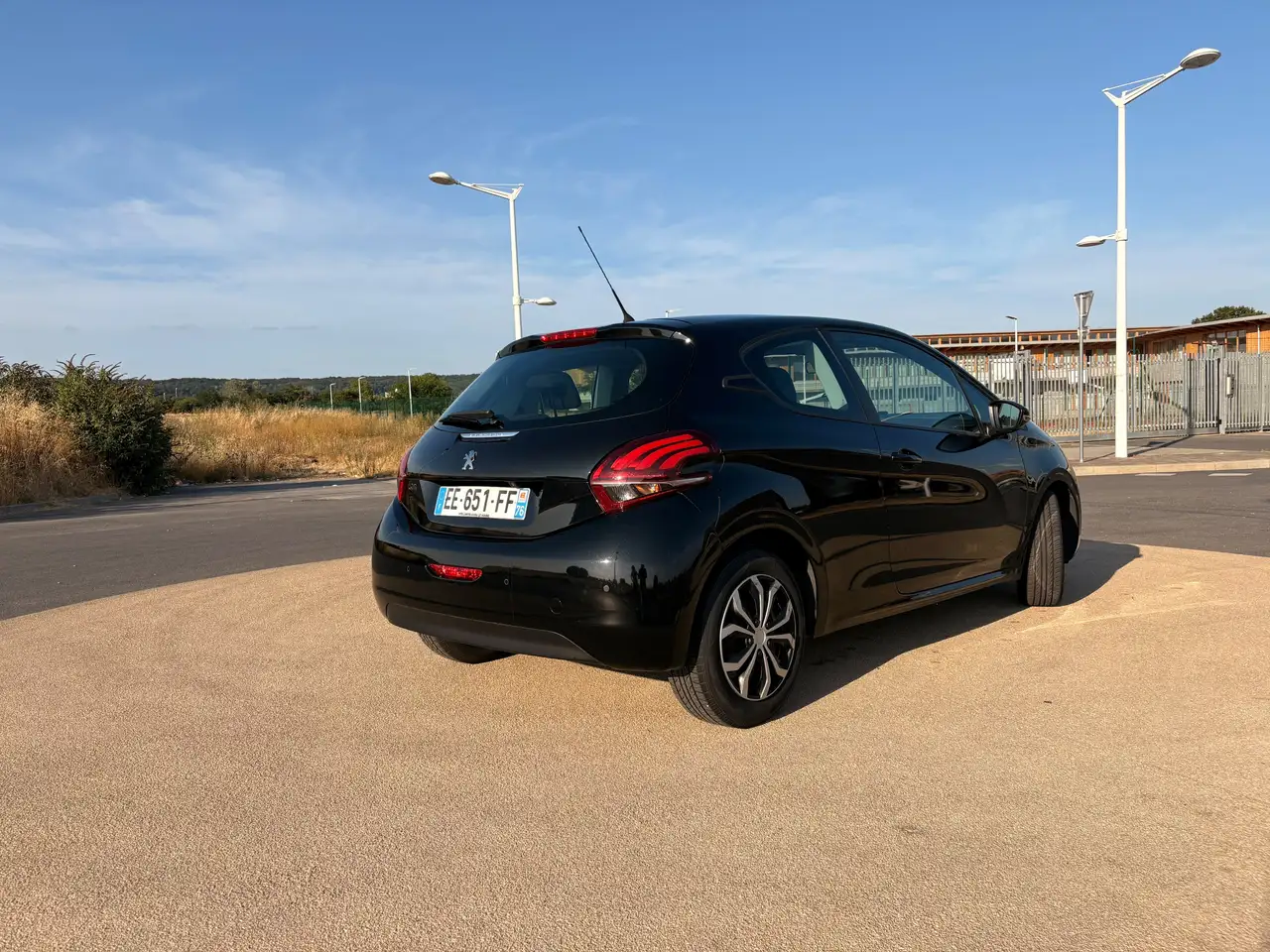 Peugeot 208 208 — photo 2