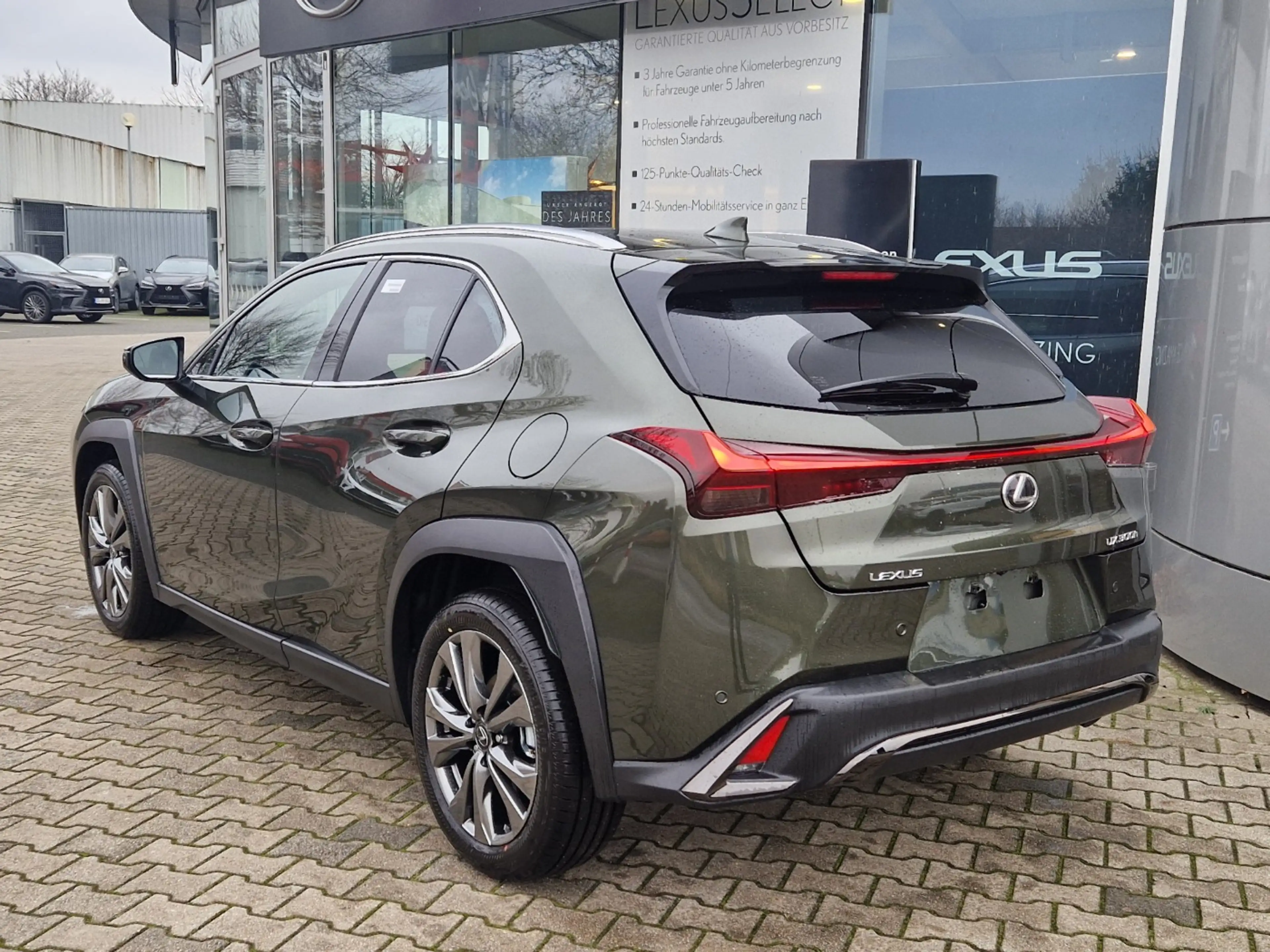 Lexus UX 300h F Sport Design — photo 3