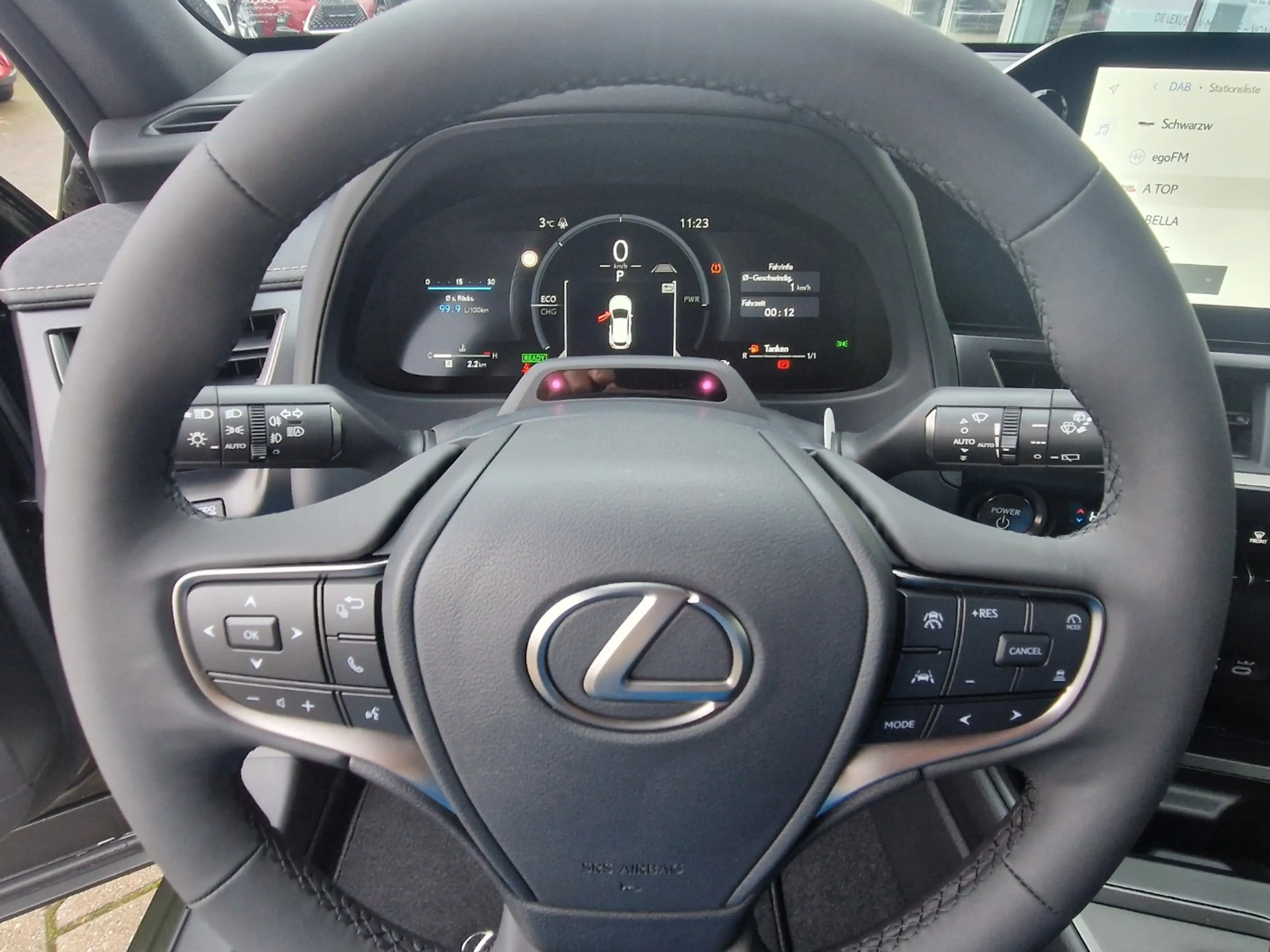 Lexus UX 300h F Sport Design — photo 10