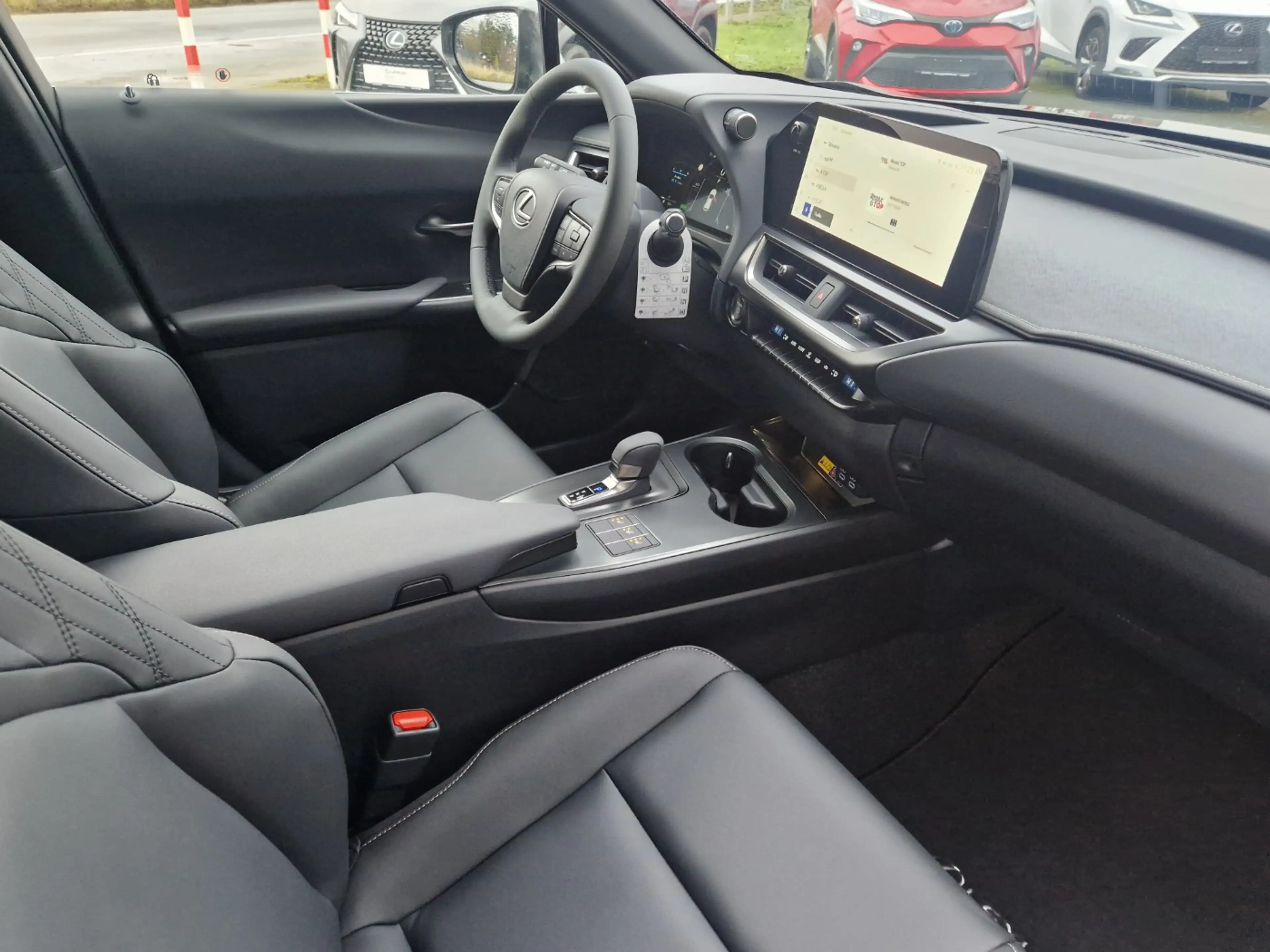 Lexus UX 300h F Sport Design — photo 7
