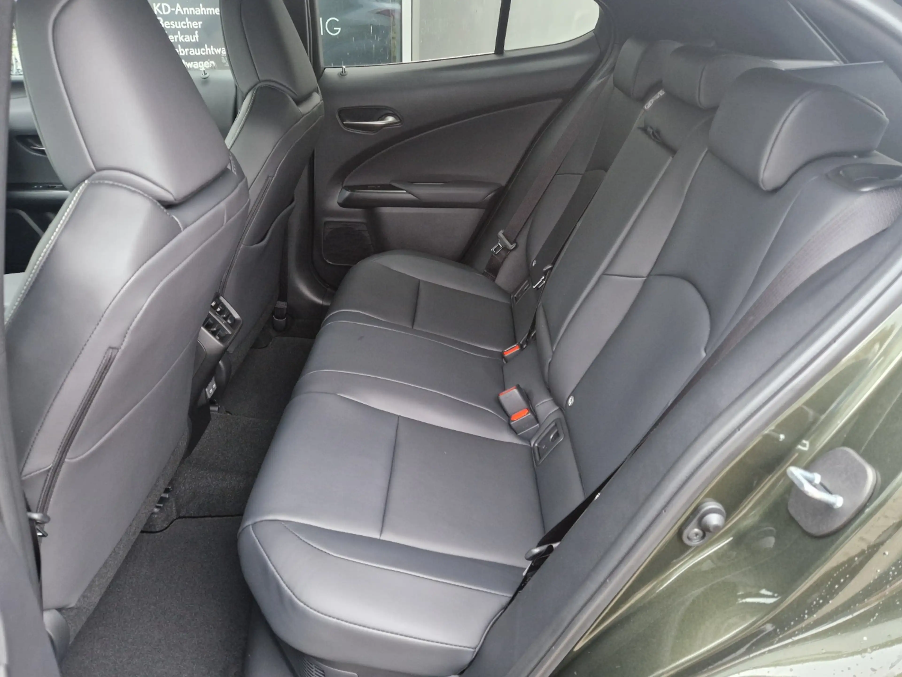 Lexus UX 300h F Sport Design — photo 6