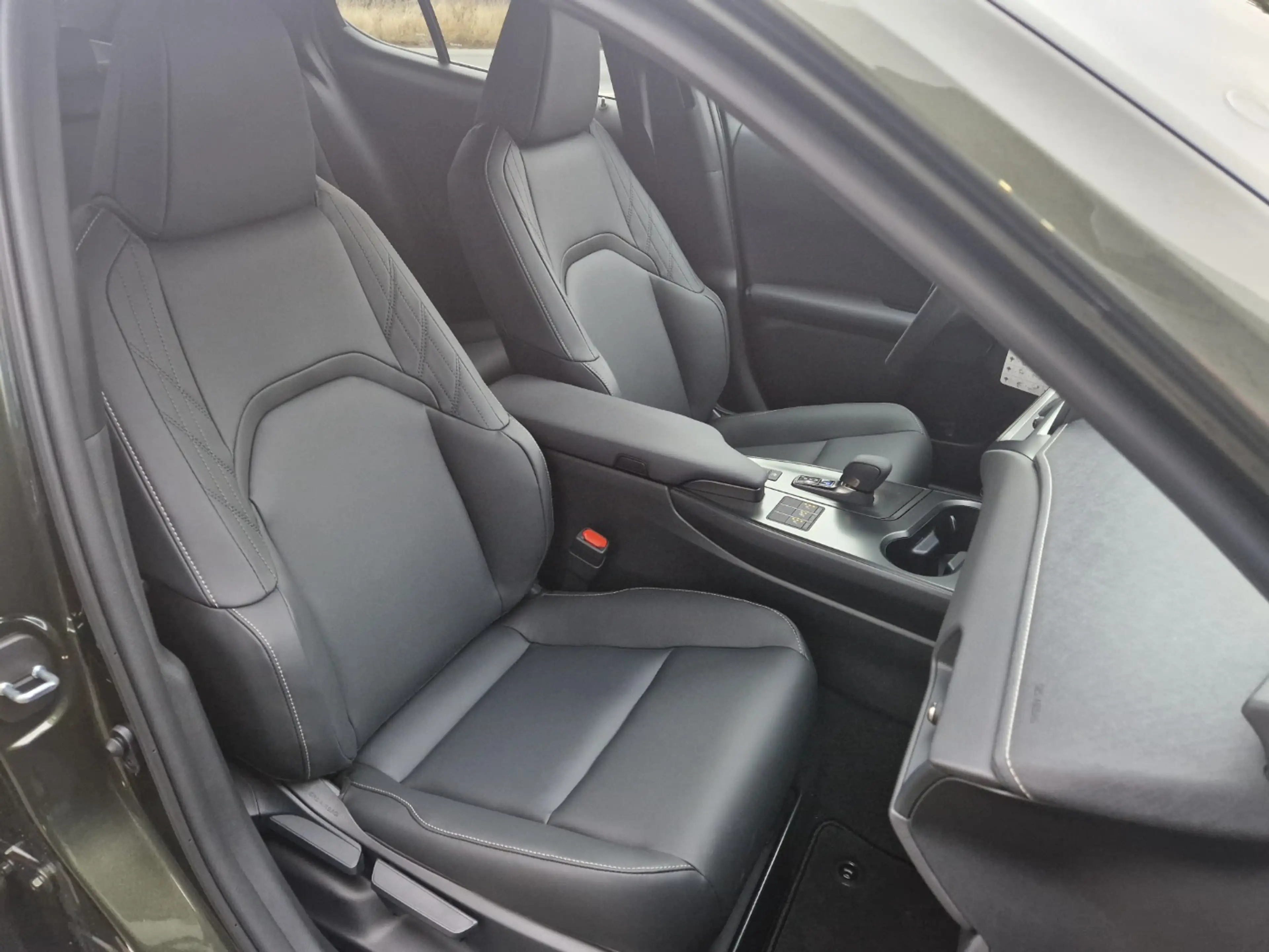 Lexus UX 300h F Sport Design — photo 8