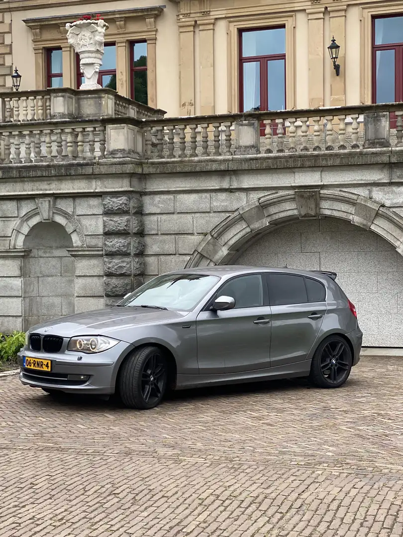 BMW 118 BMW 1-Serie 2.0 118I 5DR 2011 Grijs Grijs - 1