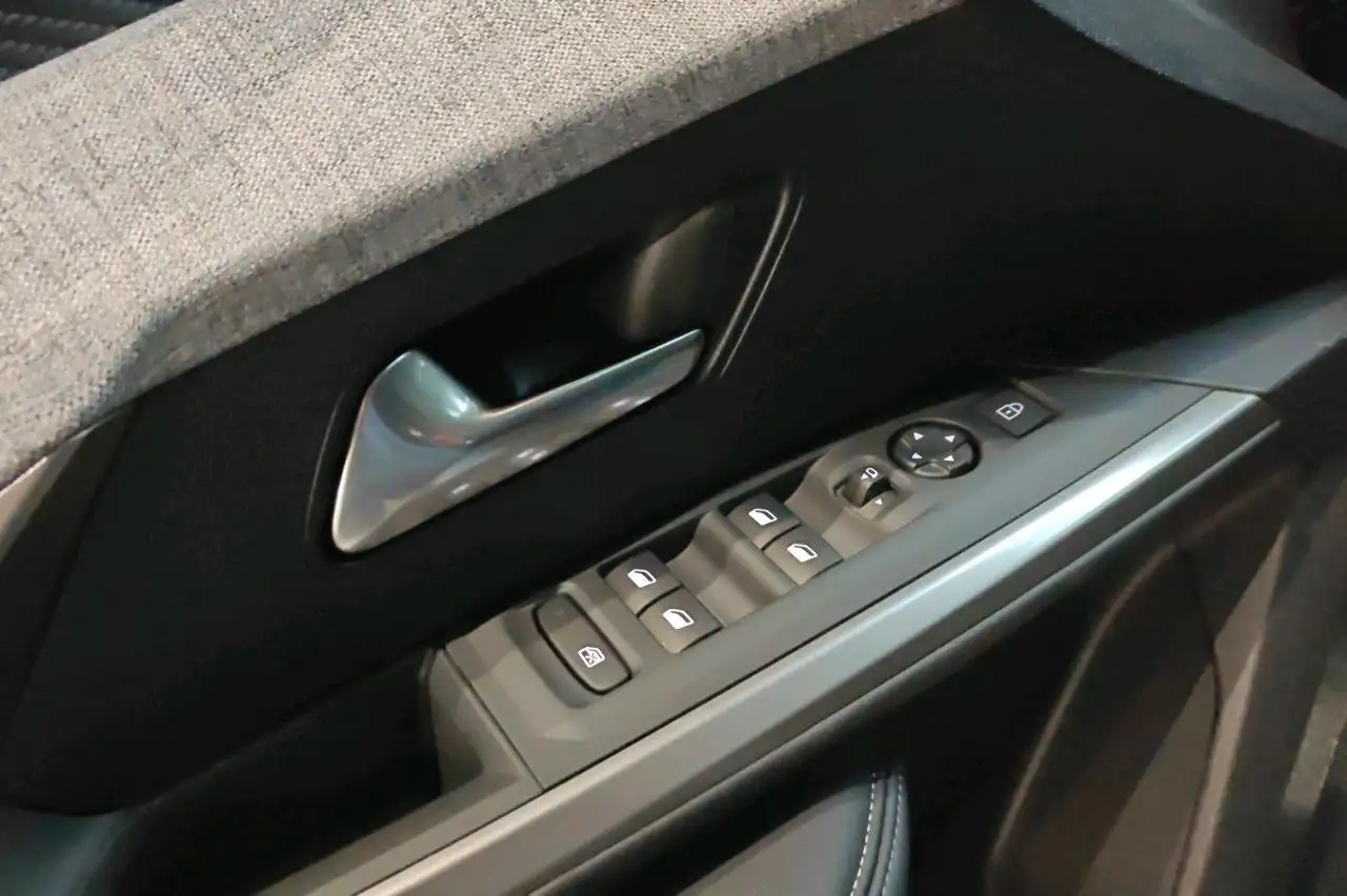 Peugeot 3008 E-3008 FIRST ED ALLURE 17