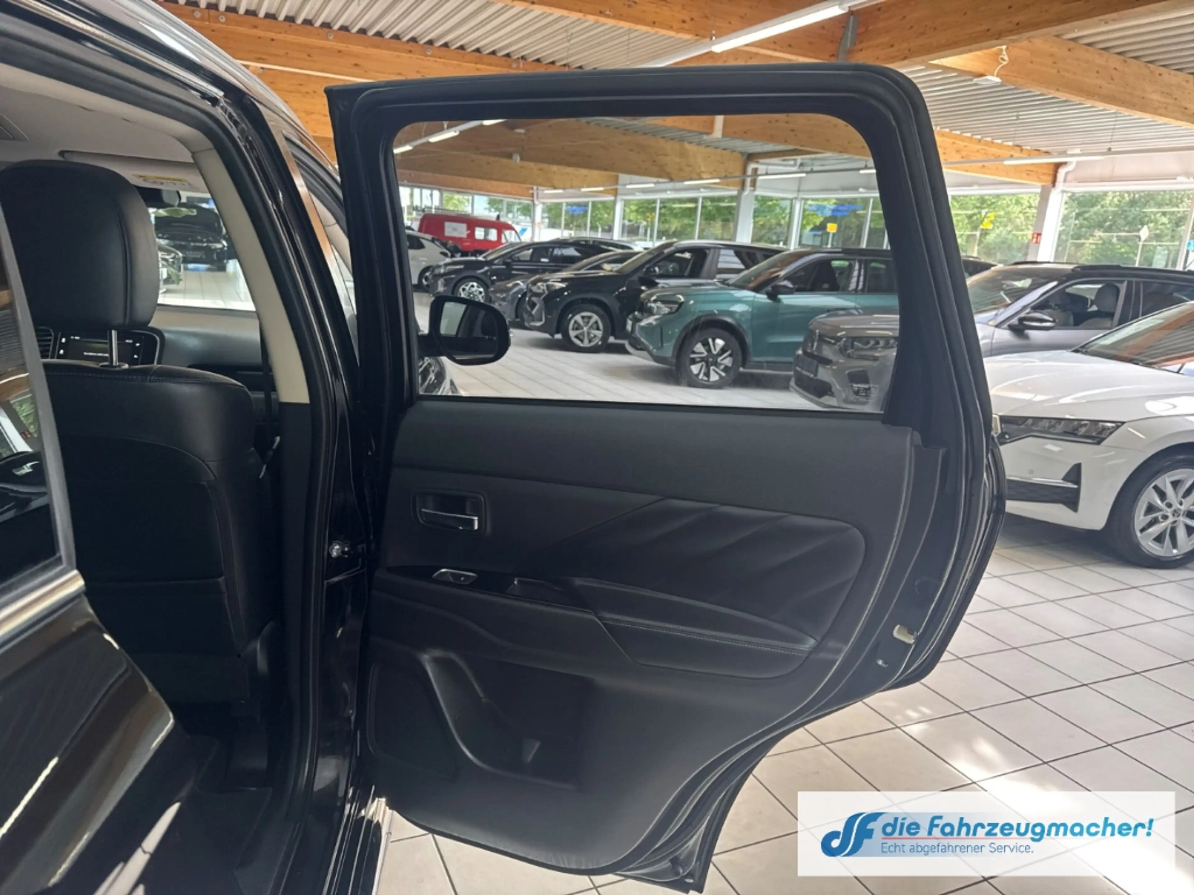 Mitsubishi Outlander PHEV Plus 4WD StandHZG LED ACC El. Heckklappe Appl — photo 14