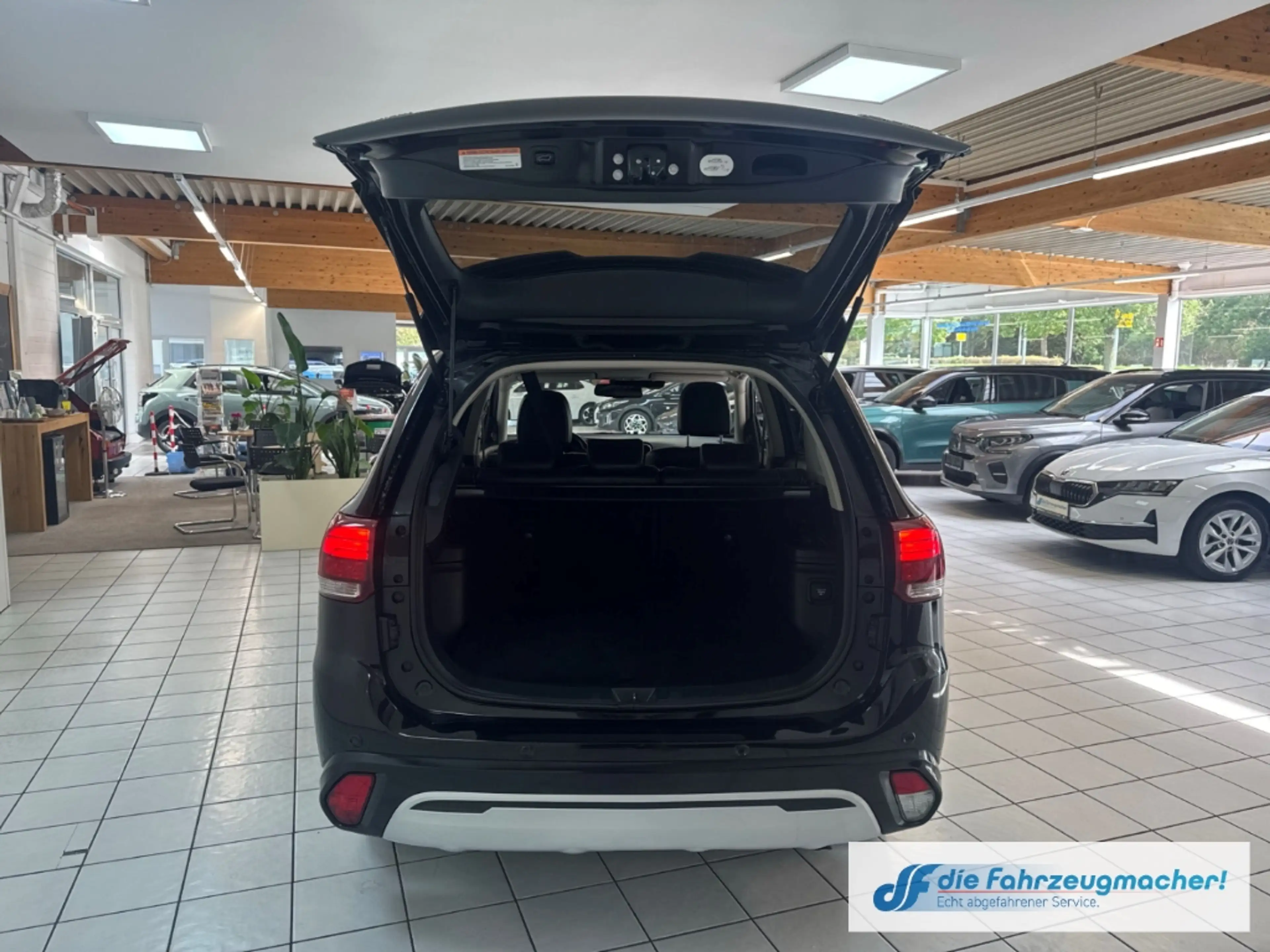 Mitsubishi Outlander PHEV Plus 4WD StandHZG LED ACC El. Heckklappe Appl — photo 15