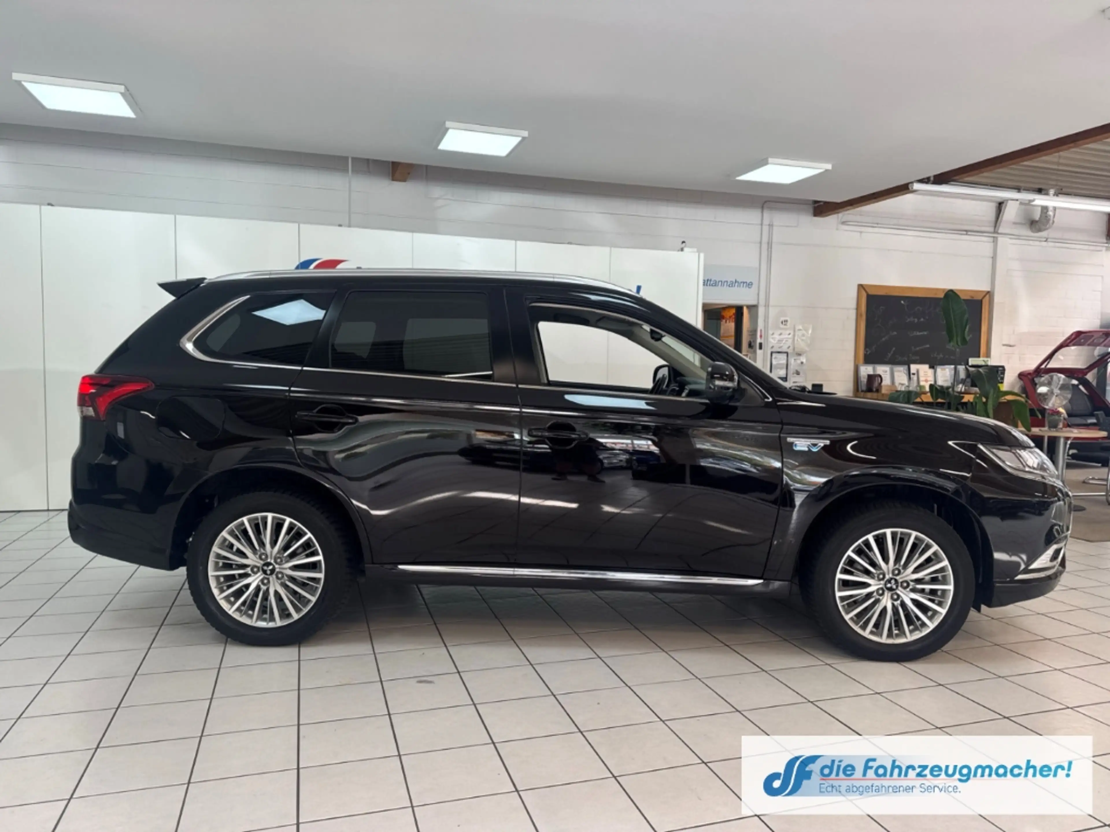 Mitsubishi Outlander PHEV Plus 4WD StandHZG LED ACC El. Heckklappe Appl — photo 6