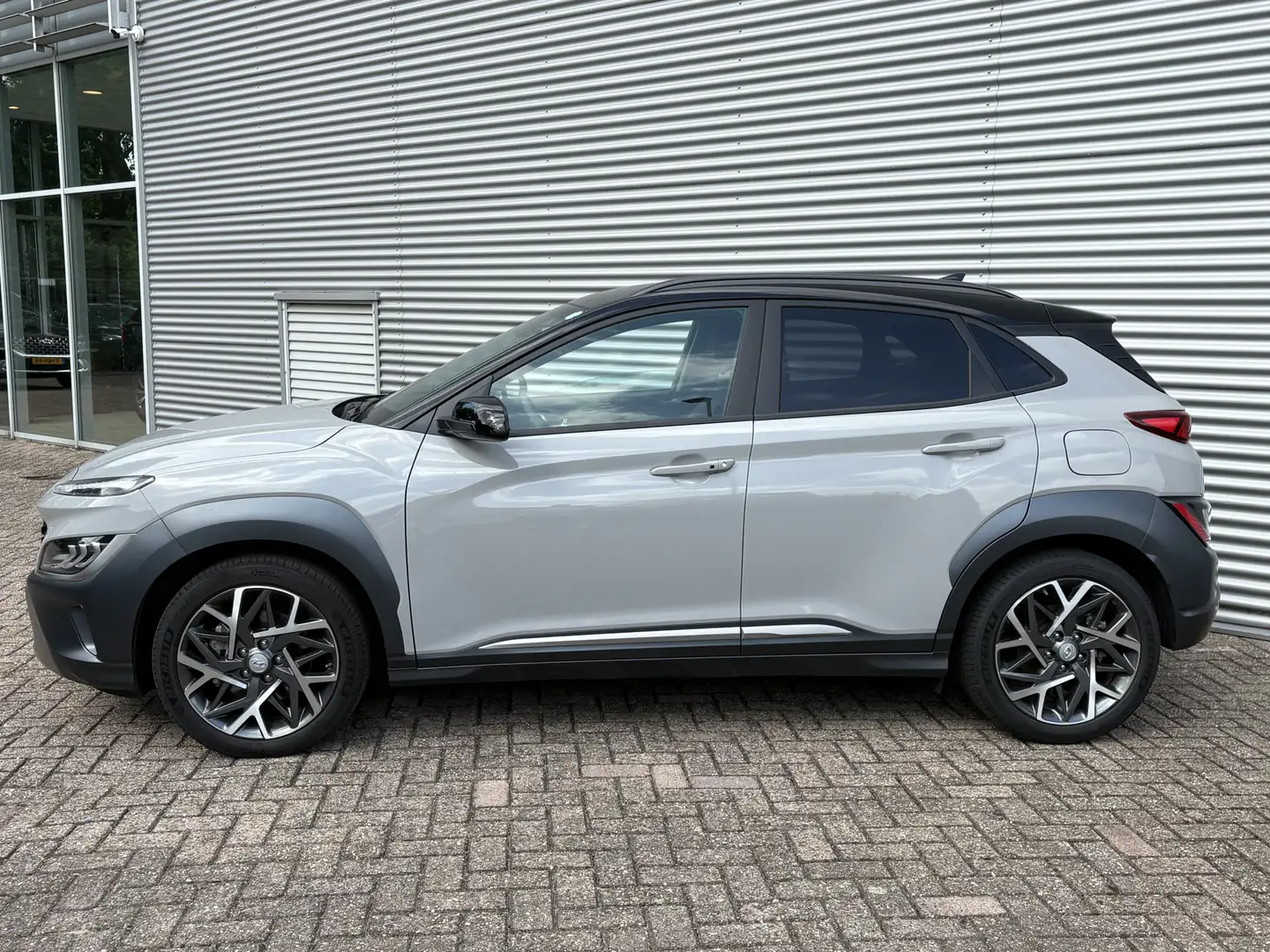 Hyundai KONA 1.6 GDI HEV Premium AUTOMAAT | Trekhaak | Navigati Grijs - 2