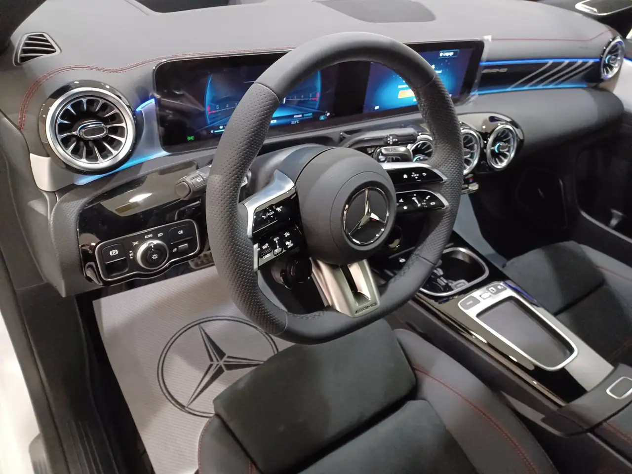 Mercedes-Benz CLA снимка Mercedes-Benz CLA