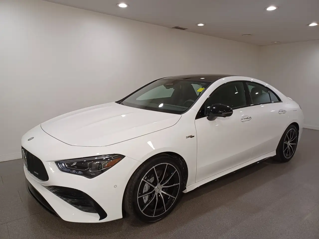 Mercedes-Benz CLA снимка Mercedes-Benz CLA