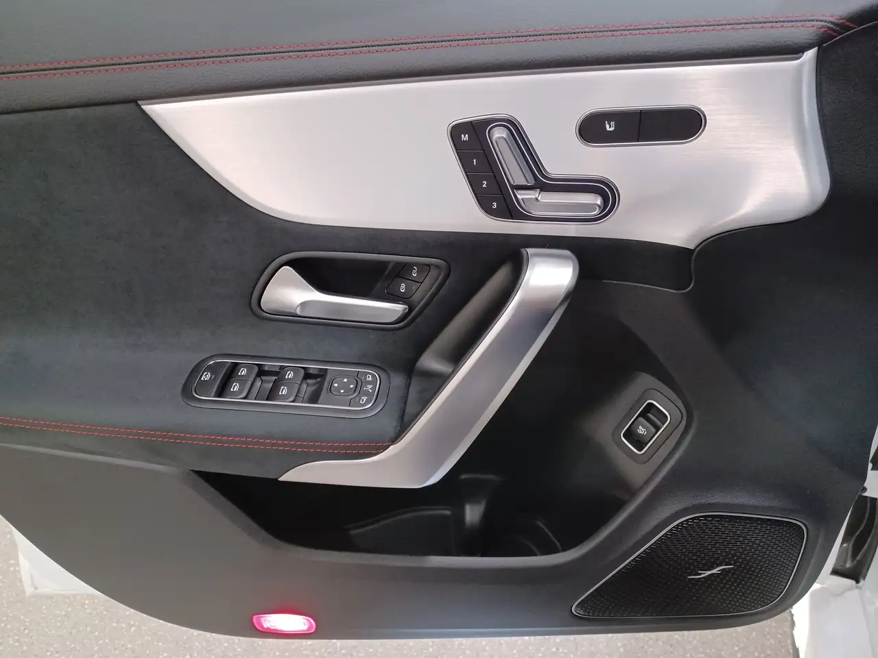 Mercedes-Benz CLA снимка Mercedes-Benz CLA