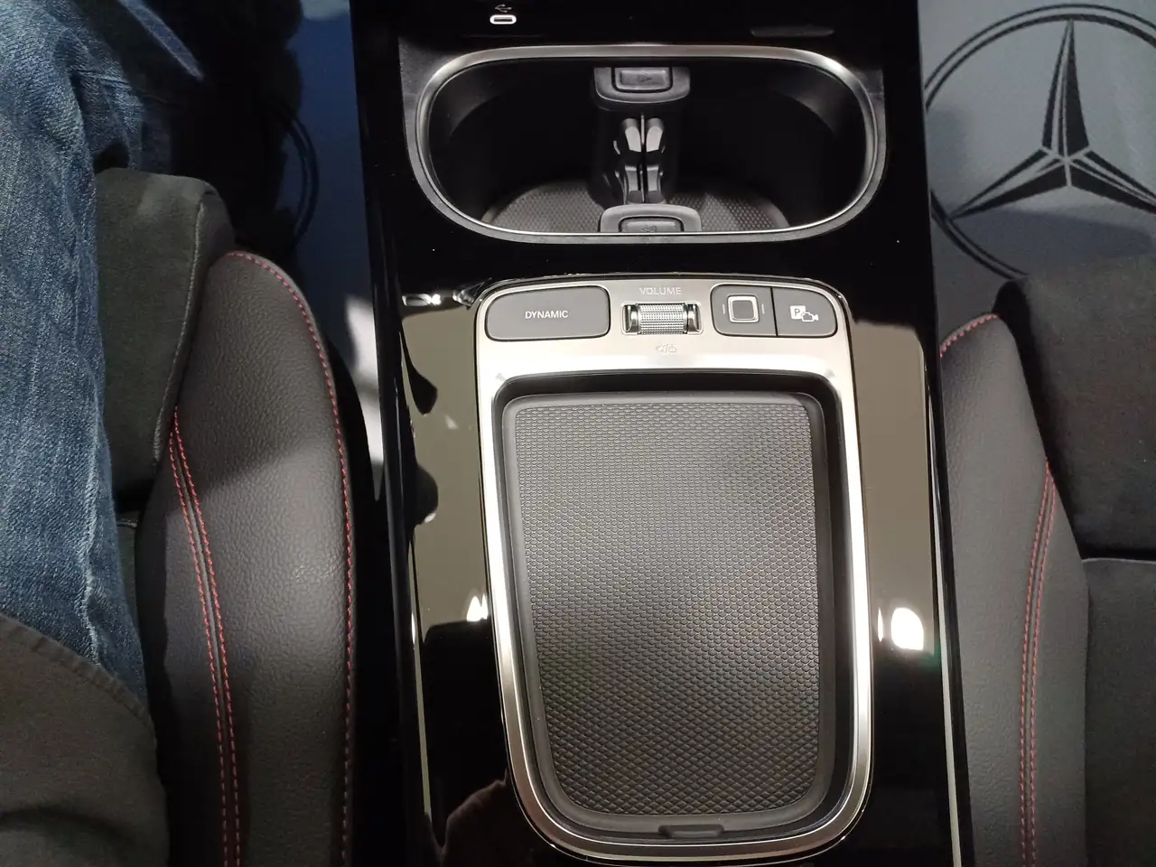 Mercedes-Benz CLA снимка Mercedes-Benz CLA