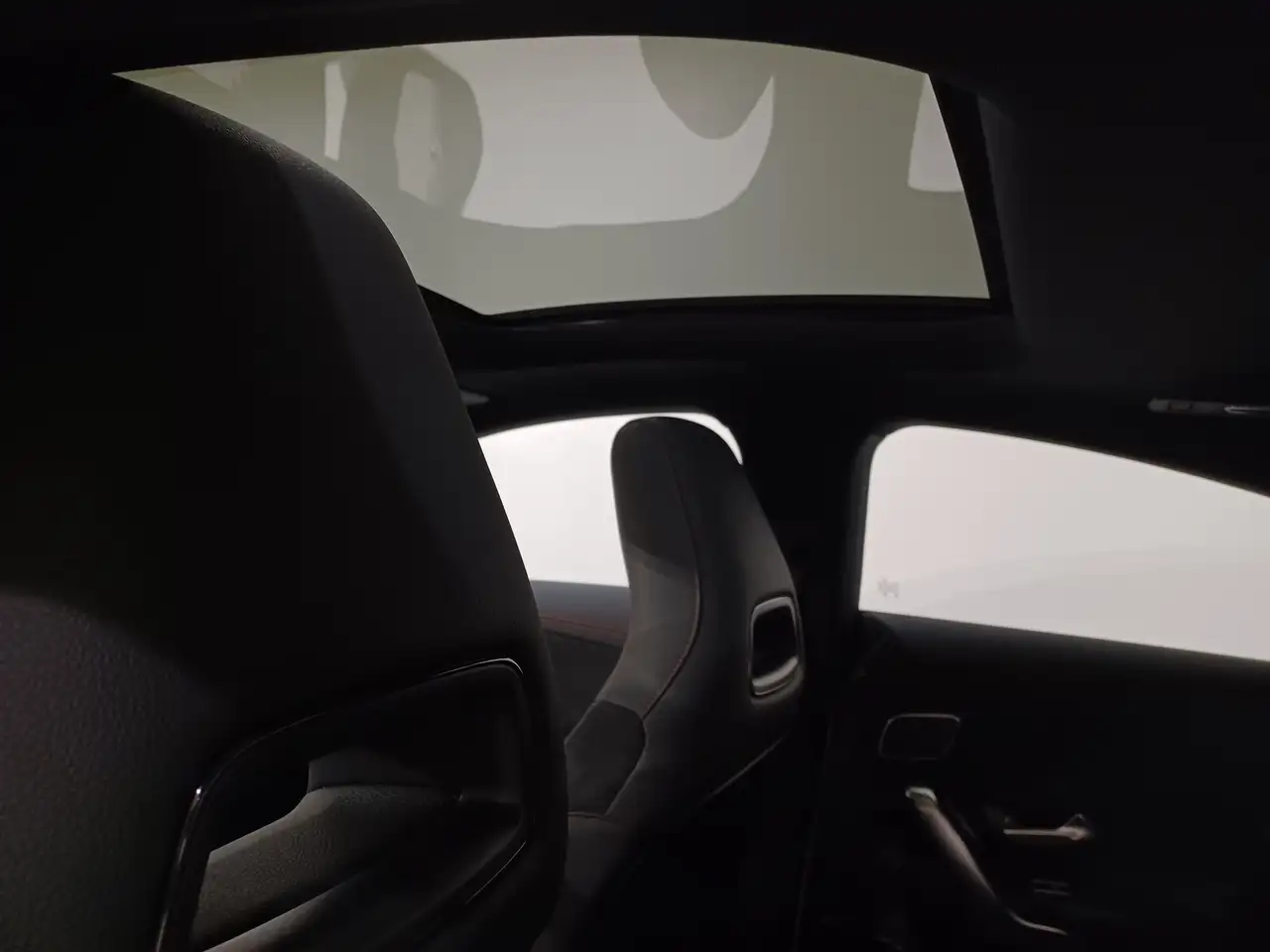 Mercedes-Benz CLA снимка Mercedes-Benz CLA