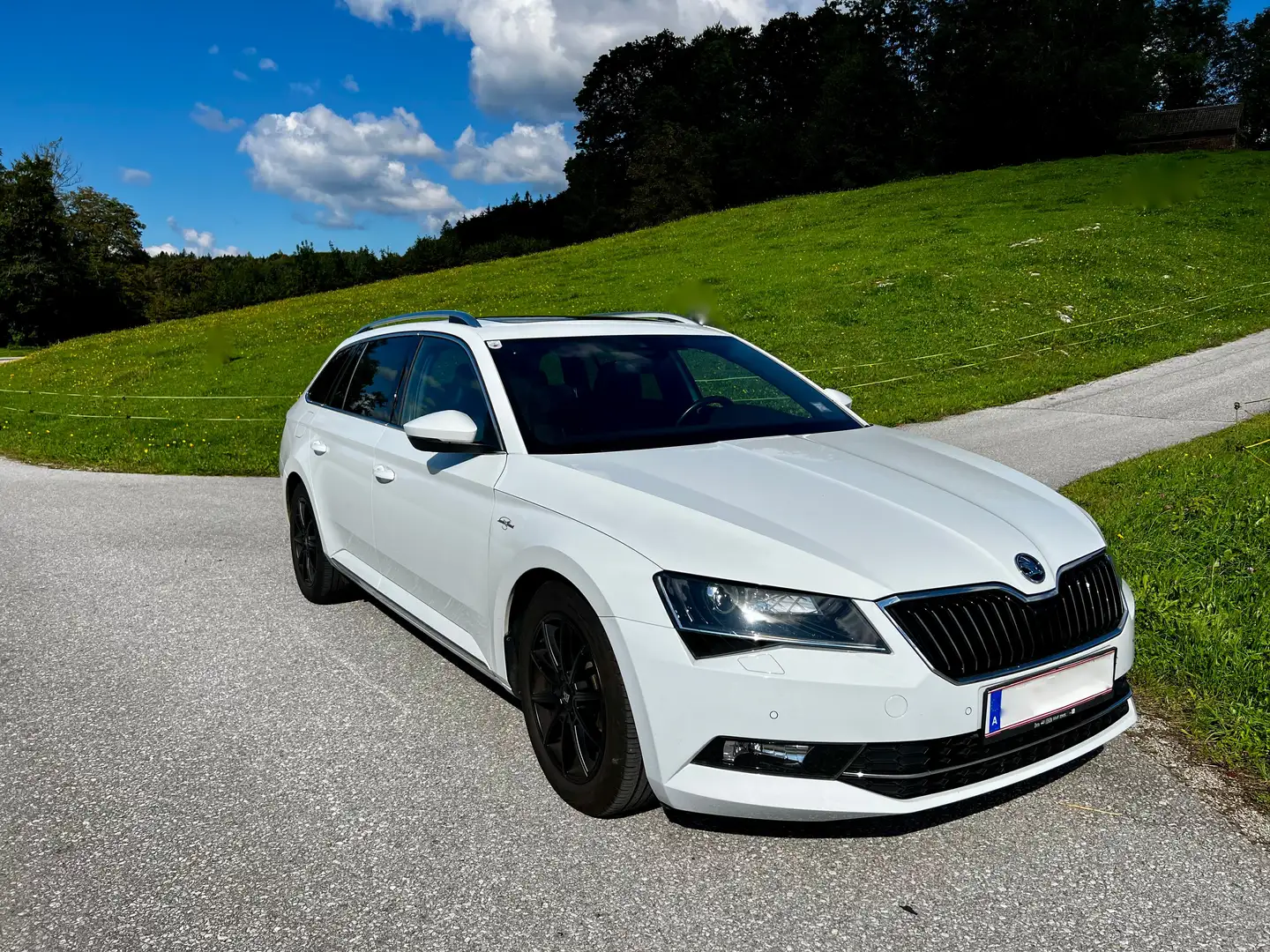 Skoda Superb Superb Kombi 2,0 TDI 4x4 Laurin & Klement Weiß - 1