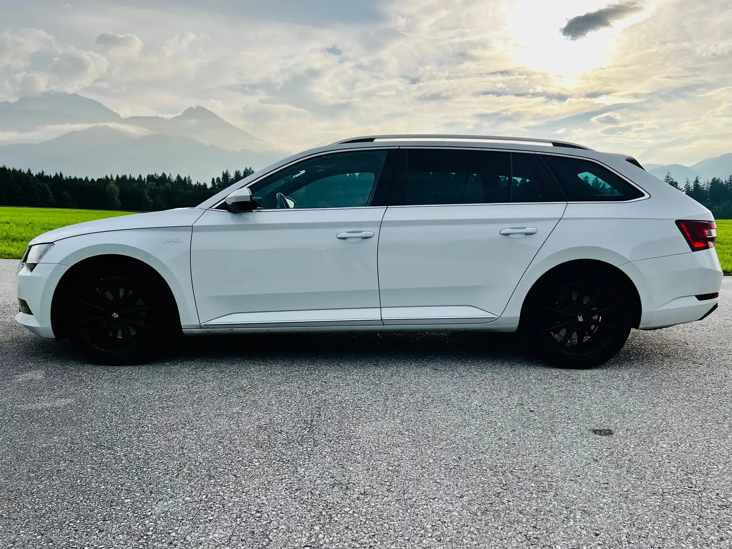 Skoda Superb Superb Kombi 2,0 TDI 4x4 Laurin & Klement Weiß - 2