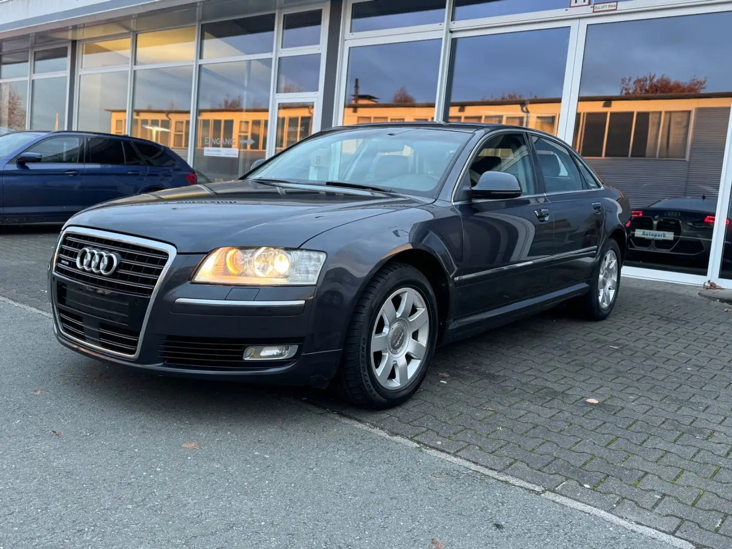 Audi A8 4.2 FSI Quattro aus 2 Hand Šedá - 1