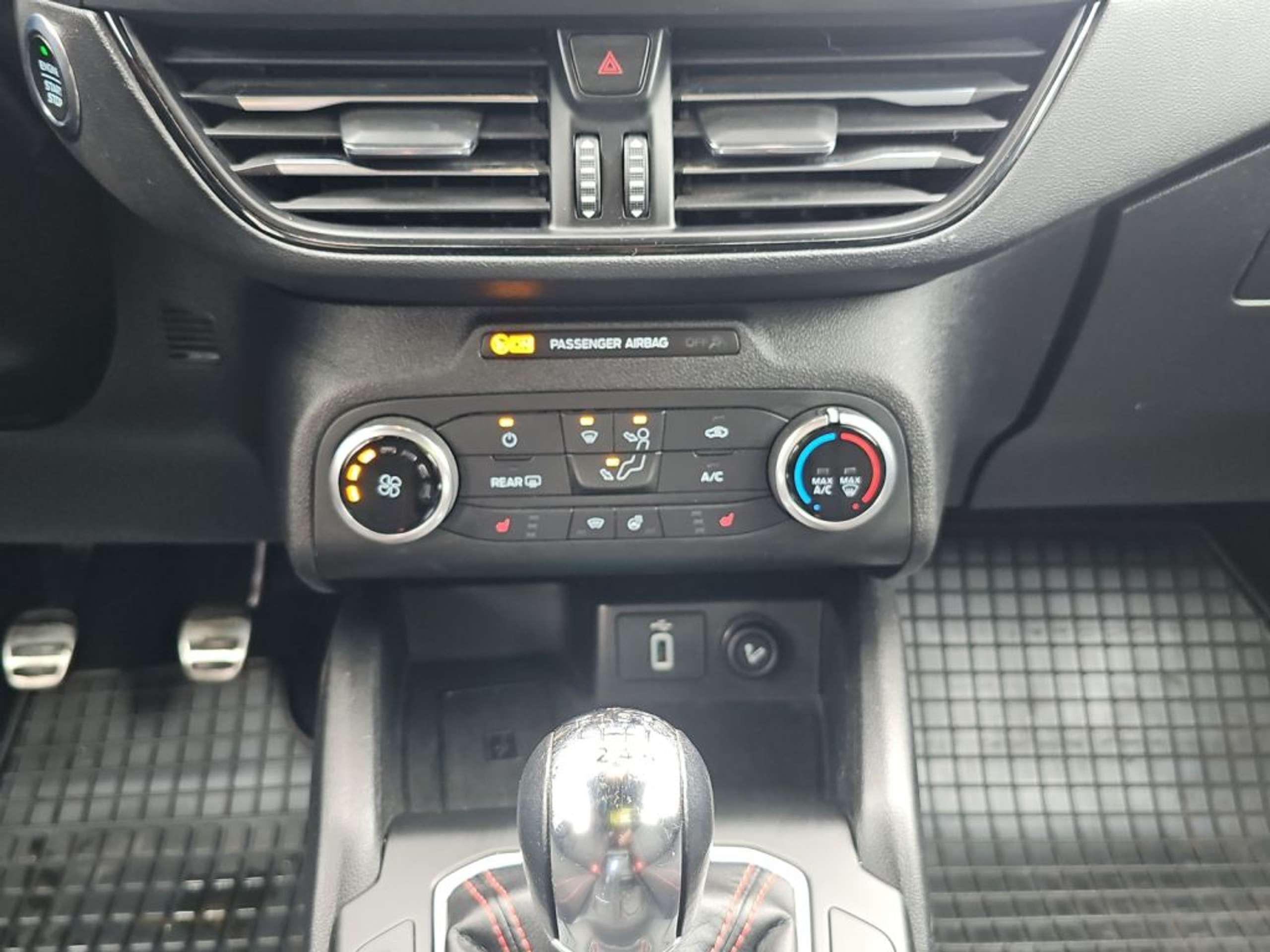 Fahrzeugabbildung Ford Focus Focus Turnier ST-Line 1.5 TDCi *DPF *NAVI - mit KI generiert/bearbeitet
