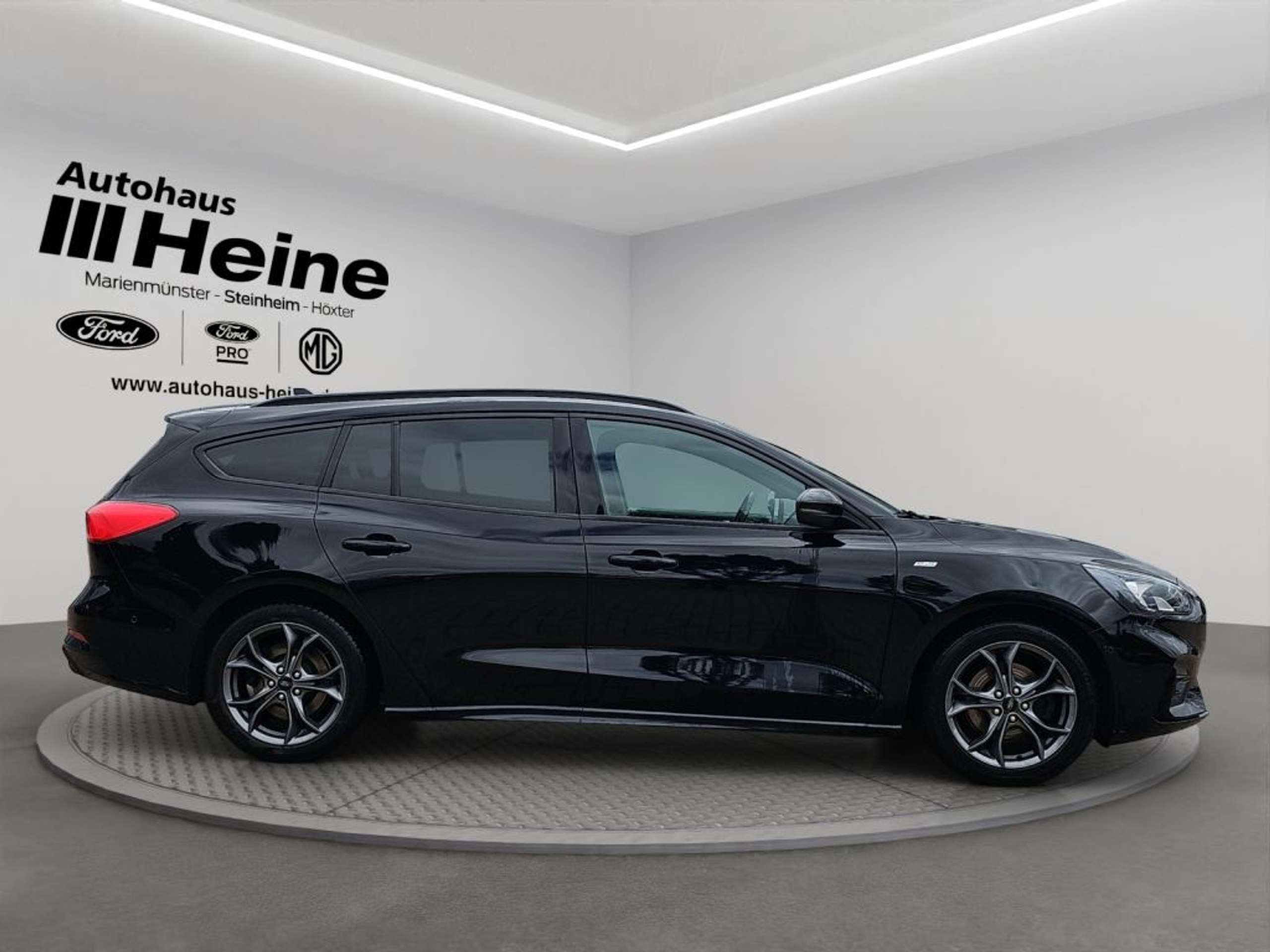 Fahrzeugabbildung Ford Focus Focus Turnier ST-Line 1.5 TDCi *DPF *NAVI - mit KI generiert/bearbeitet