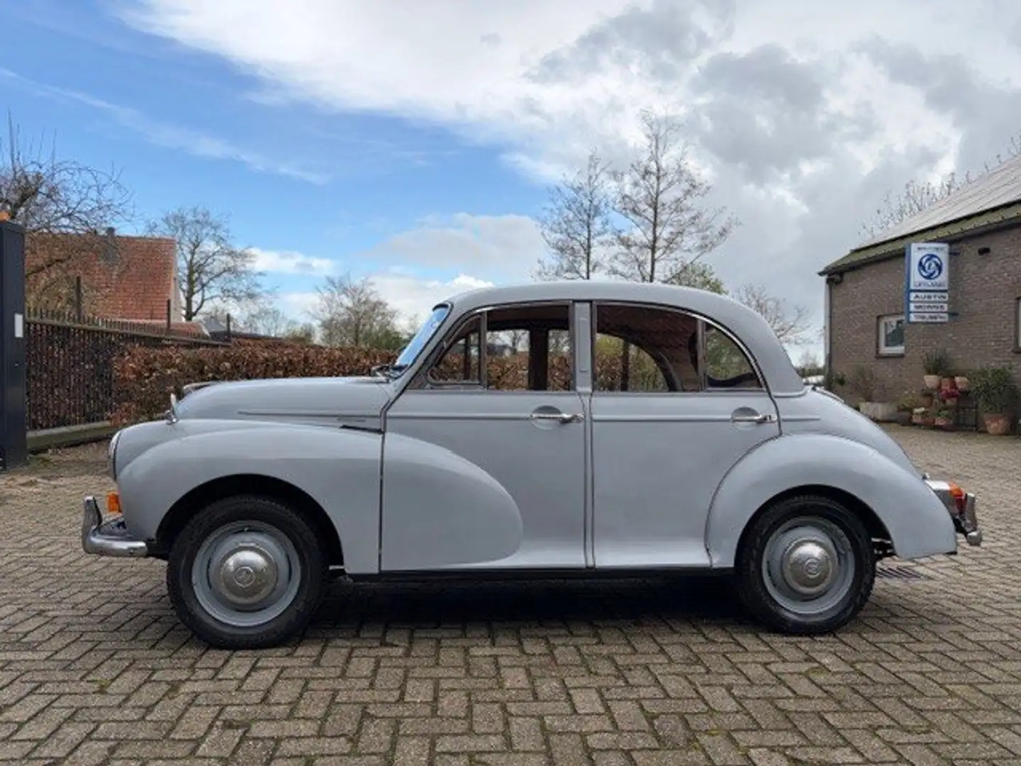 Oldtimer Morris Minor Saloon Gris - 1