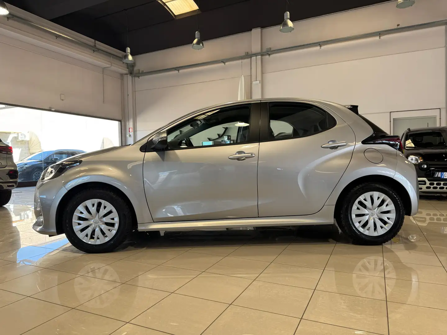 Toyota Yaris 1.5 Hybrid 5 porte Active 19.000 KM PREZZO REALE! Argento - 2