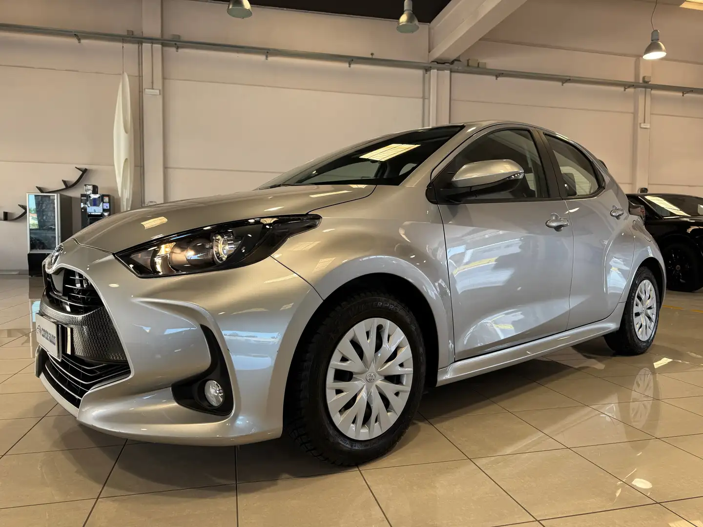 Toyota Yaris 1.5 Hybrid 5 porte Active 19.000 KM PREZZO REALE! Argento - 1