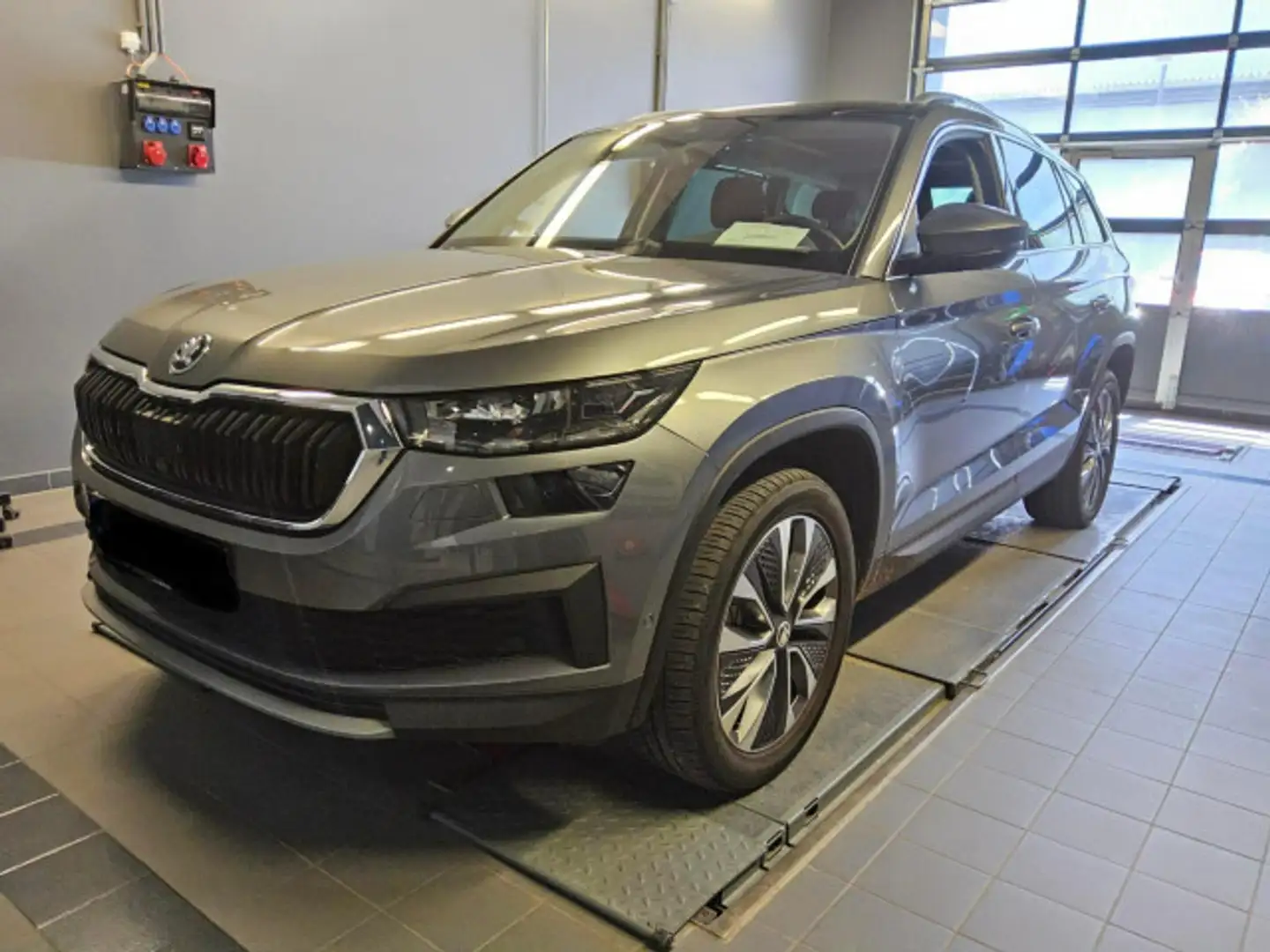 Skoda Kodiaq Clever 2.0 TSI DSG 4x4 *ACC*PANO*8-fach* Grau - 2