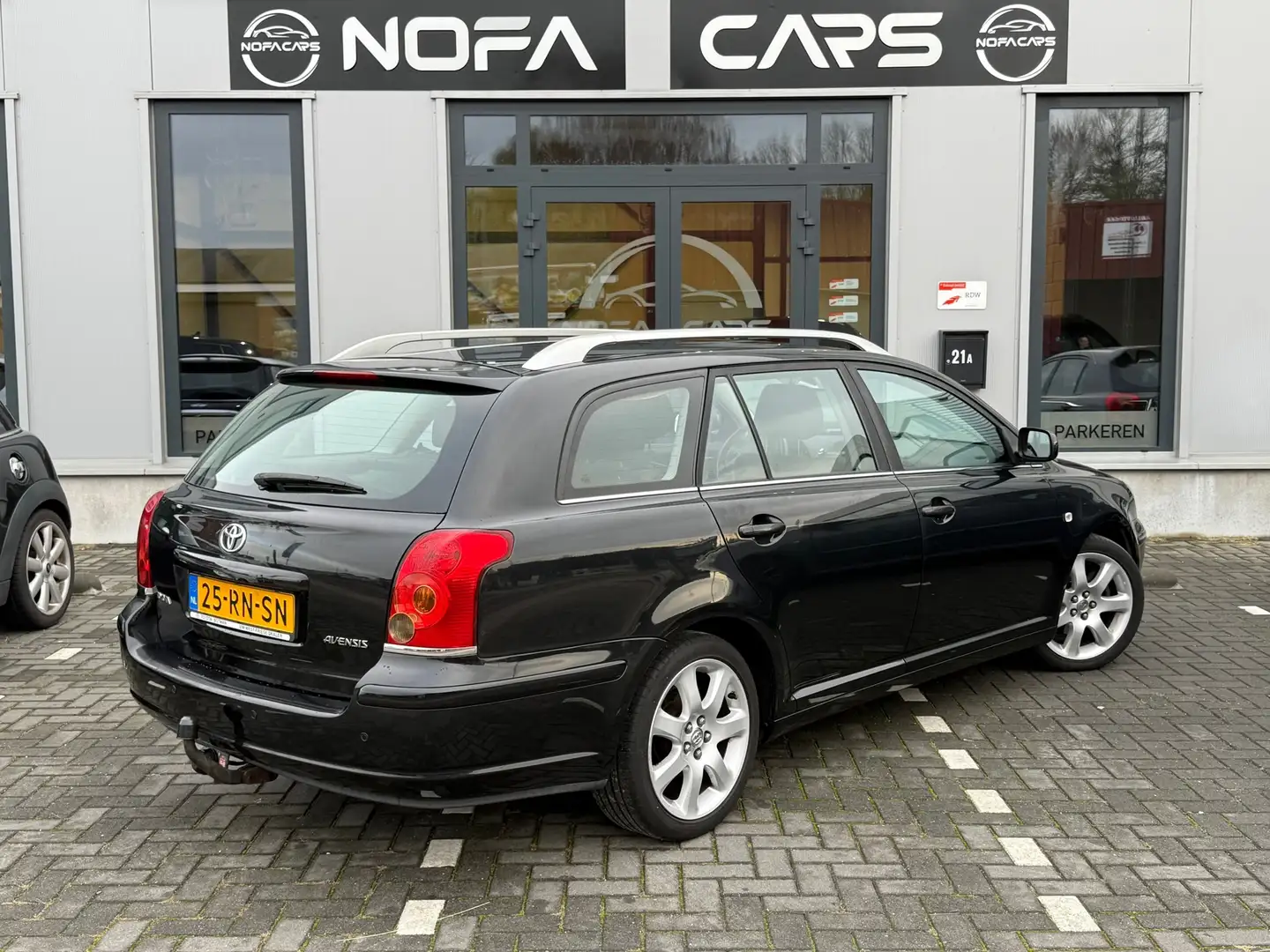 Toyota Avensis Wagon 2.0 VVTi Linea Luna|Trekhaak|Pdc|Nap Zwart - 2