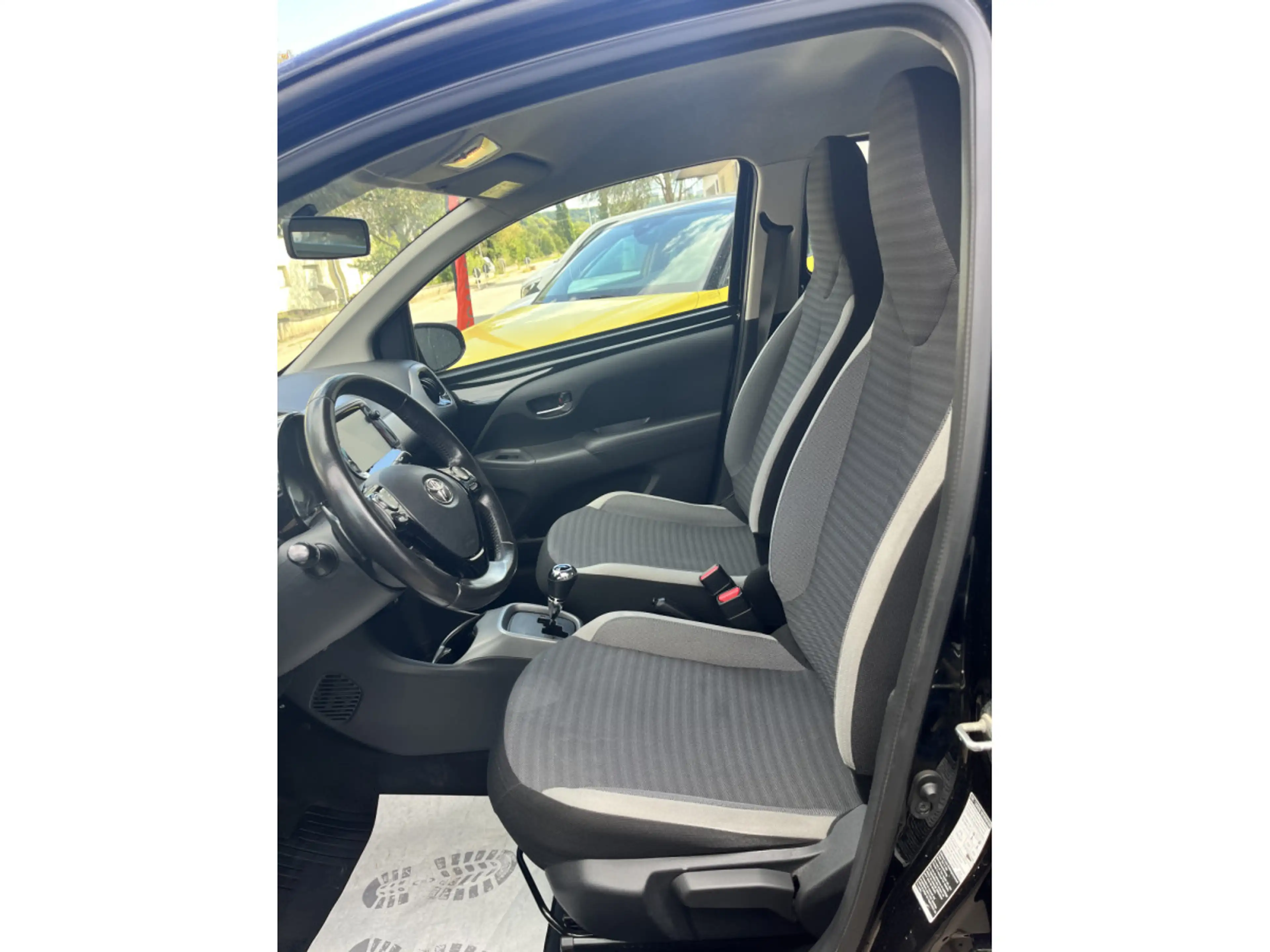 Toyota Aygo 1.0 automatique Team Deutchland — photo 10