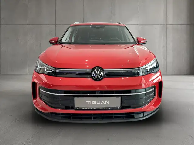 Volkswagen Tiguan view 3